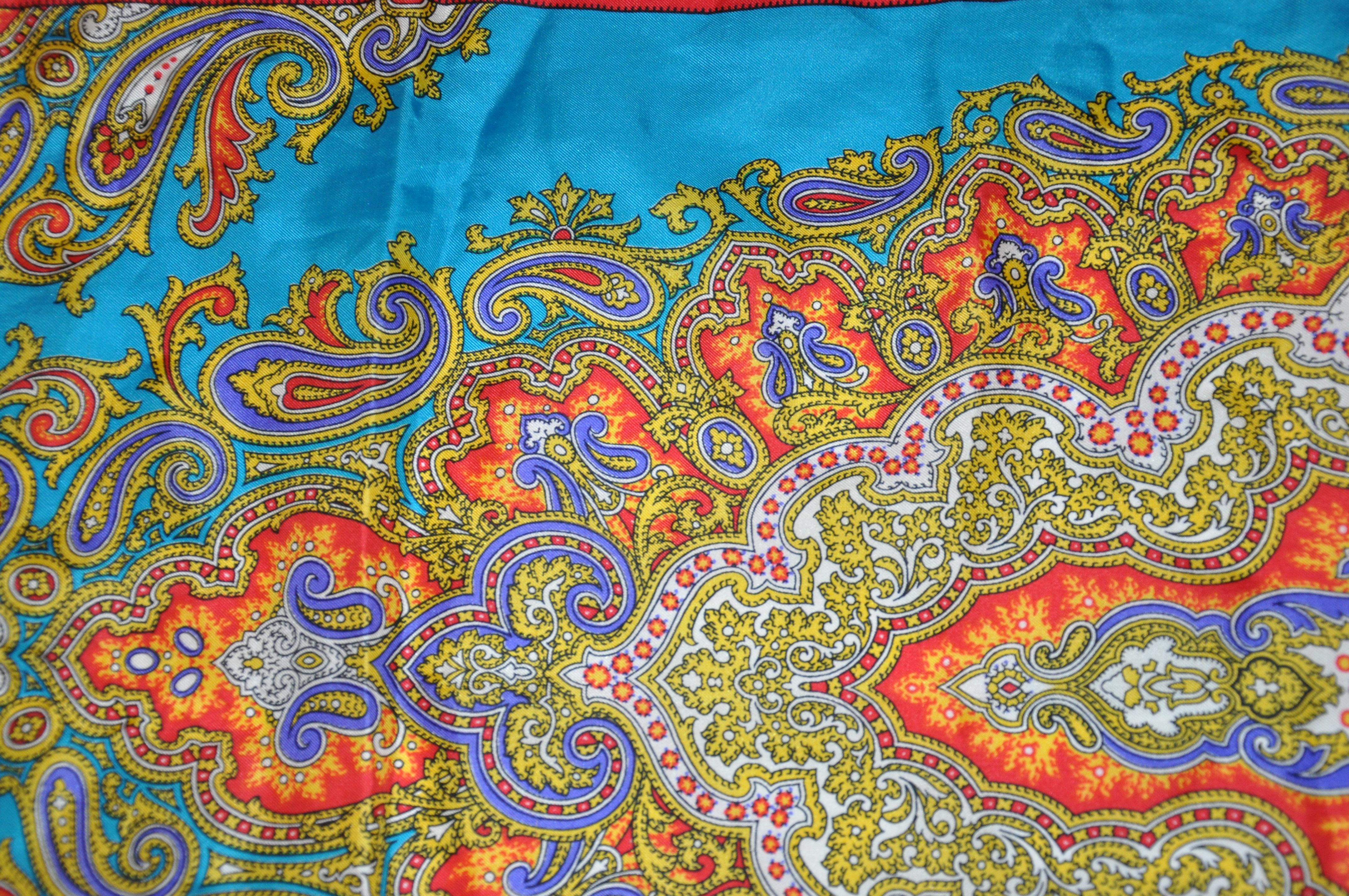 Écharpe en soie à bordure rouge brossée et paillettes multicolores turquoise en vente 2