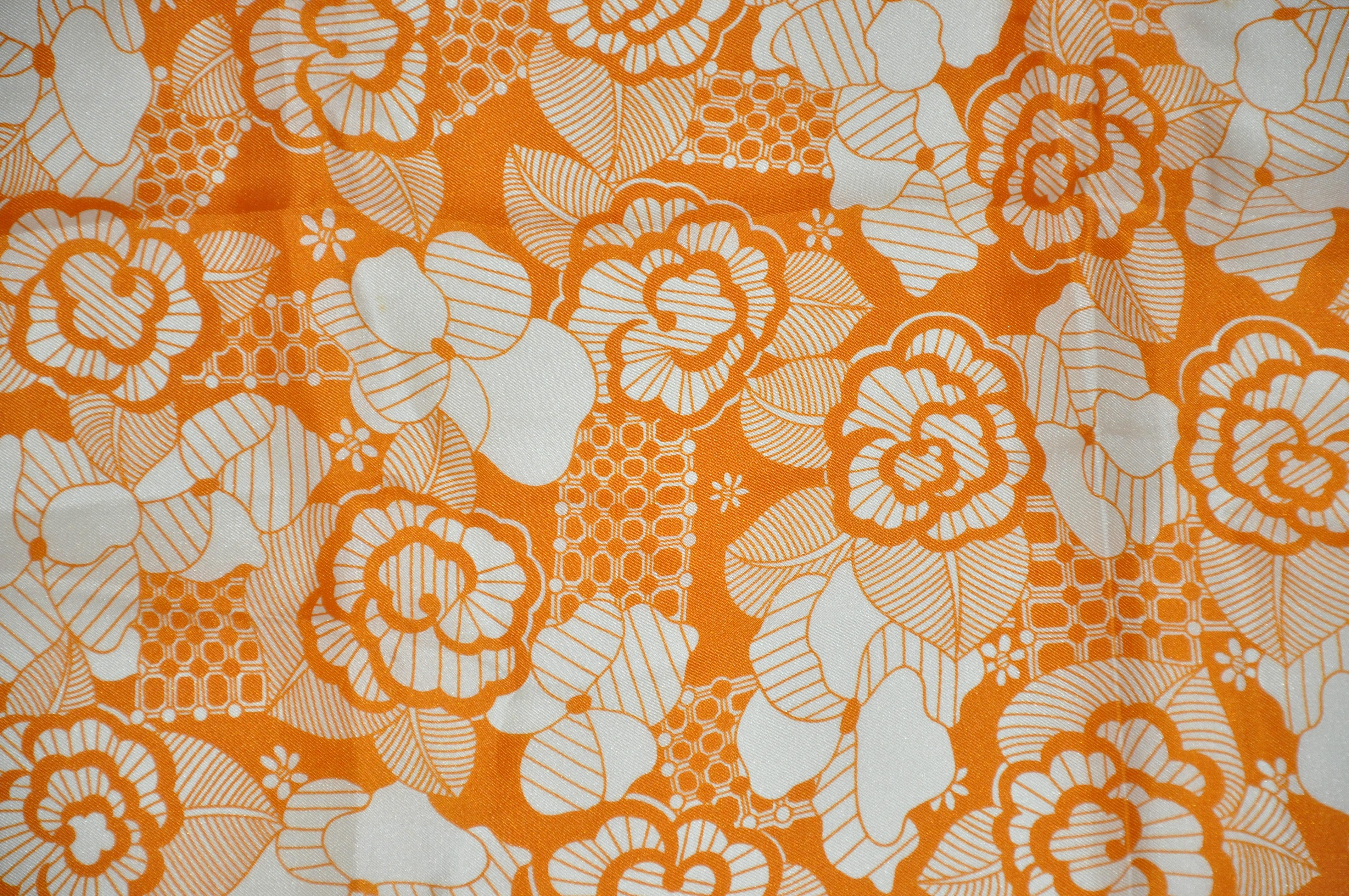 Orange Écharpe en soie à fleurs multicolores « Warm Tangerine & Ivory » de Burmel en vente