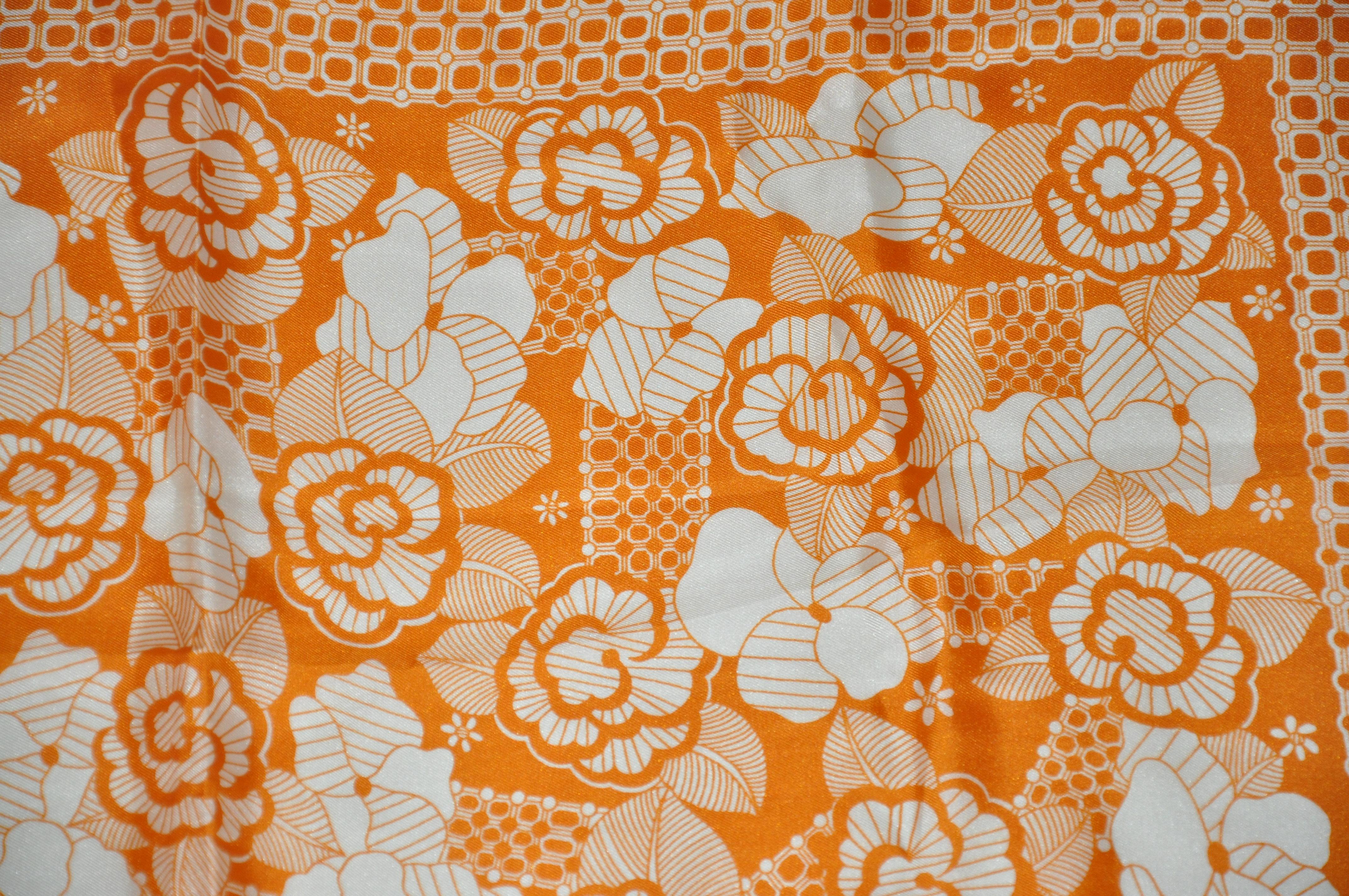Écharpe en soie à fleurs multicolores « Warm Tangerine & Ivory » de Burmel État moyen - En vente à New York, NY