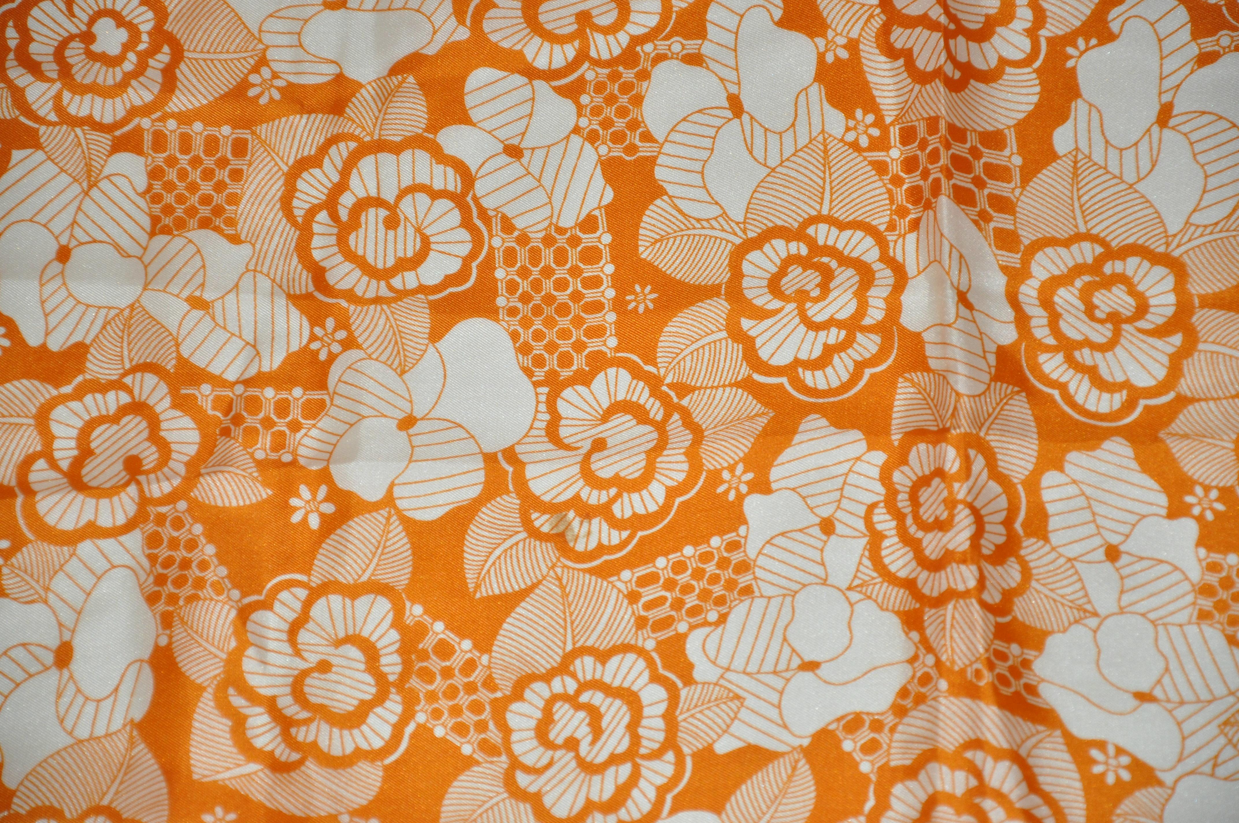 Écharpe en soie à fleurs multicolores « Warm Tangerine & Ivory » de Burmel Unisexe en vente