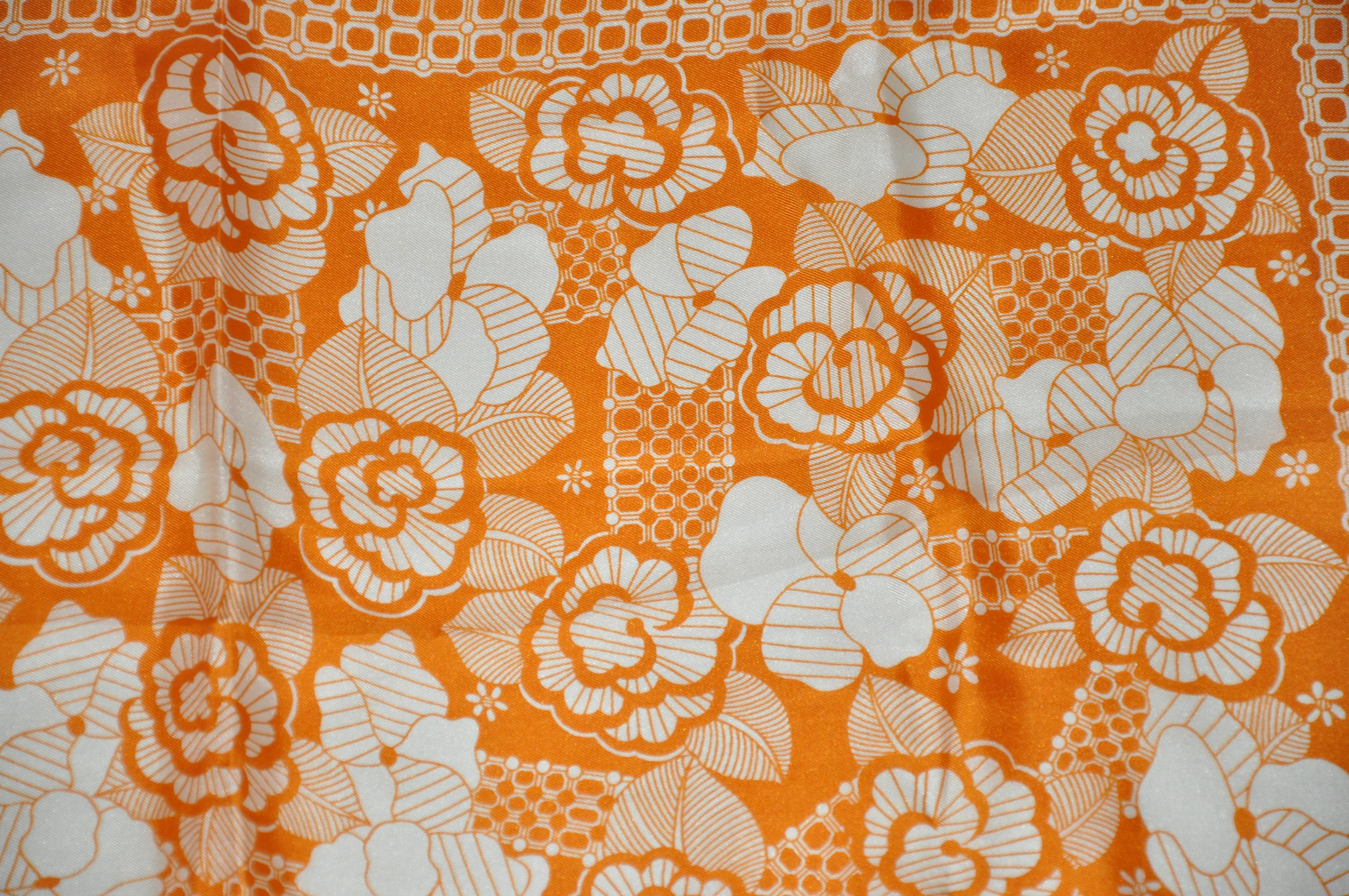 Écharpe en soie à fleurs multicolores « Warm Tangerine & Ivory » de Burmel en vente 1