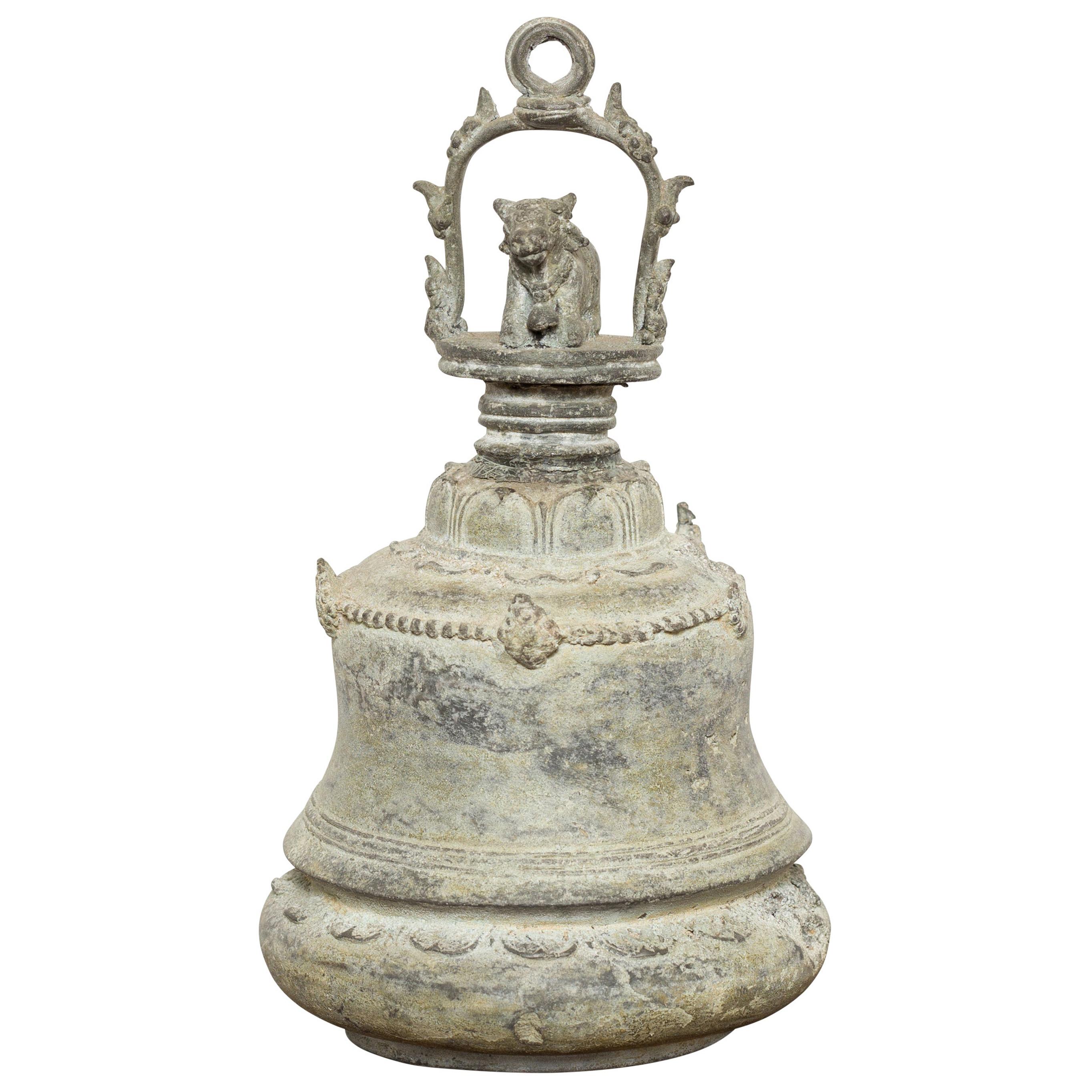Birmanische Zeremonienglocke aus Bronze des 19. Jahrhunderts mit Verde-Patina und Kuh-Motiv