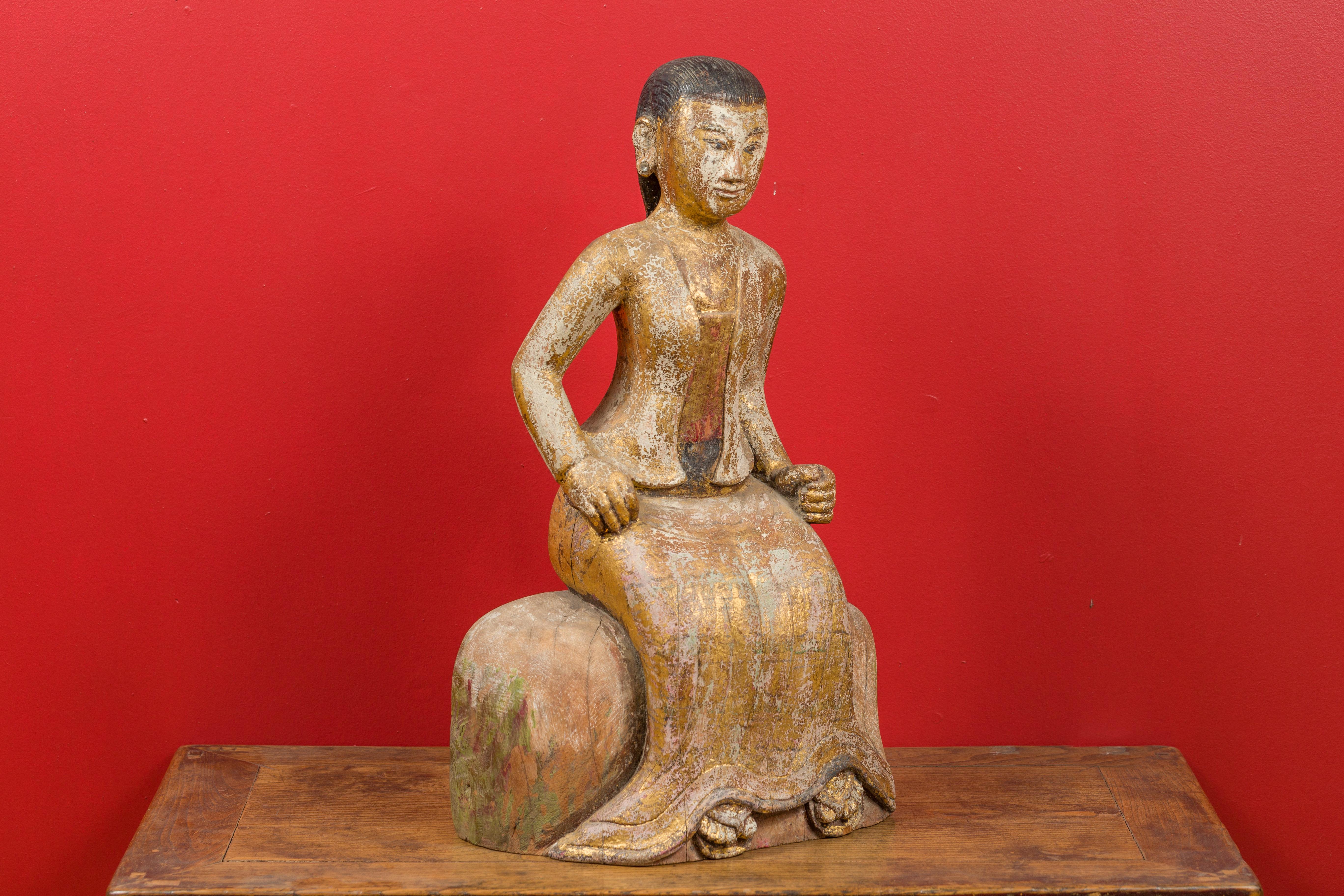 19th Century Hand-Carved Gilded Seated Woman Statue in Traditional Costume For Sale 2