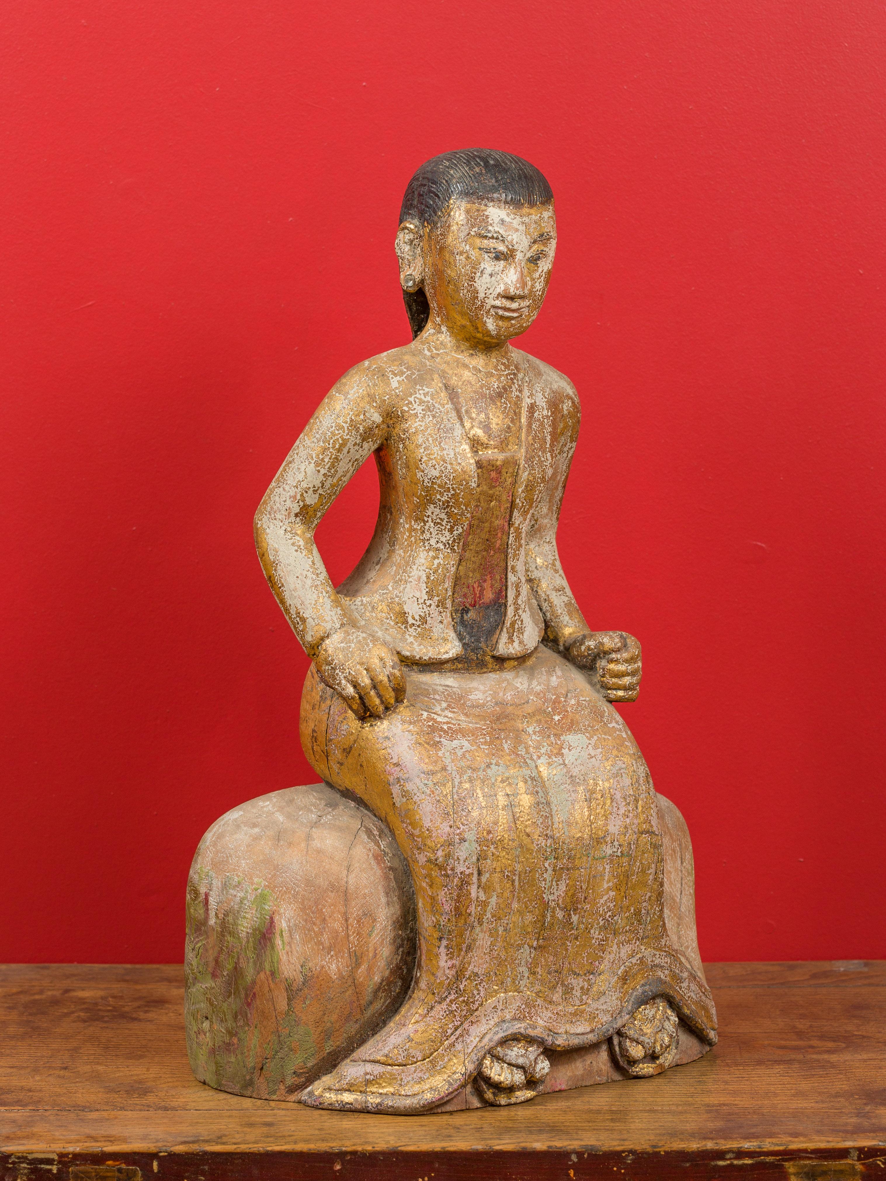 19th Century Hand-Carved Gilded Seated Woman Statue in Traditional Costume For Sale 3