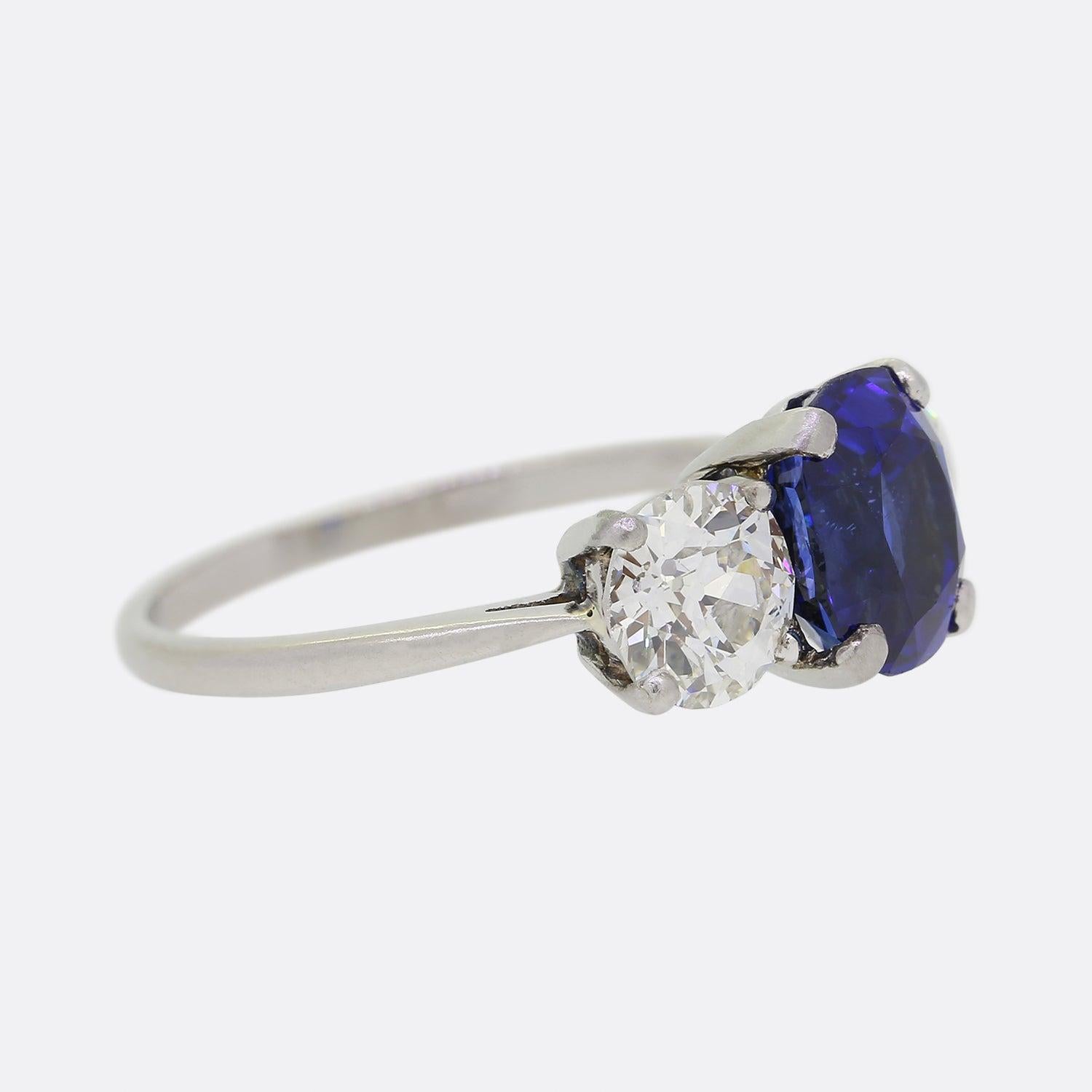 Taille coussin Bague à trois pierres, saphir birman de 3,10 carats et diamant taille ancienne en vente