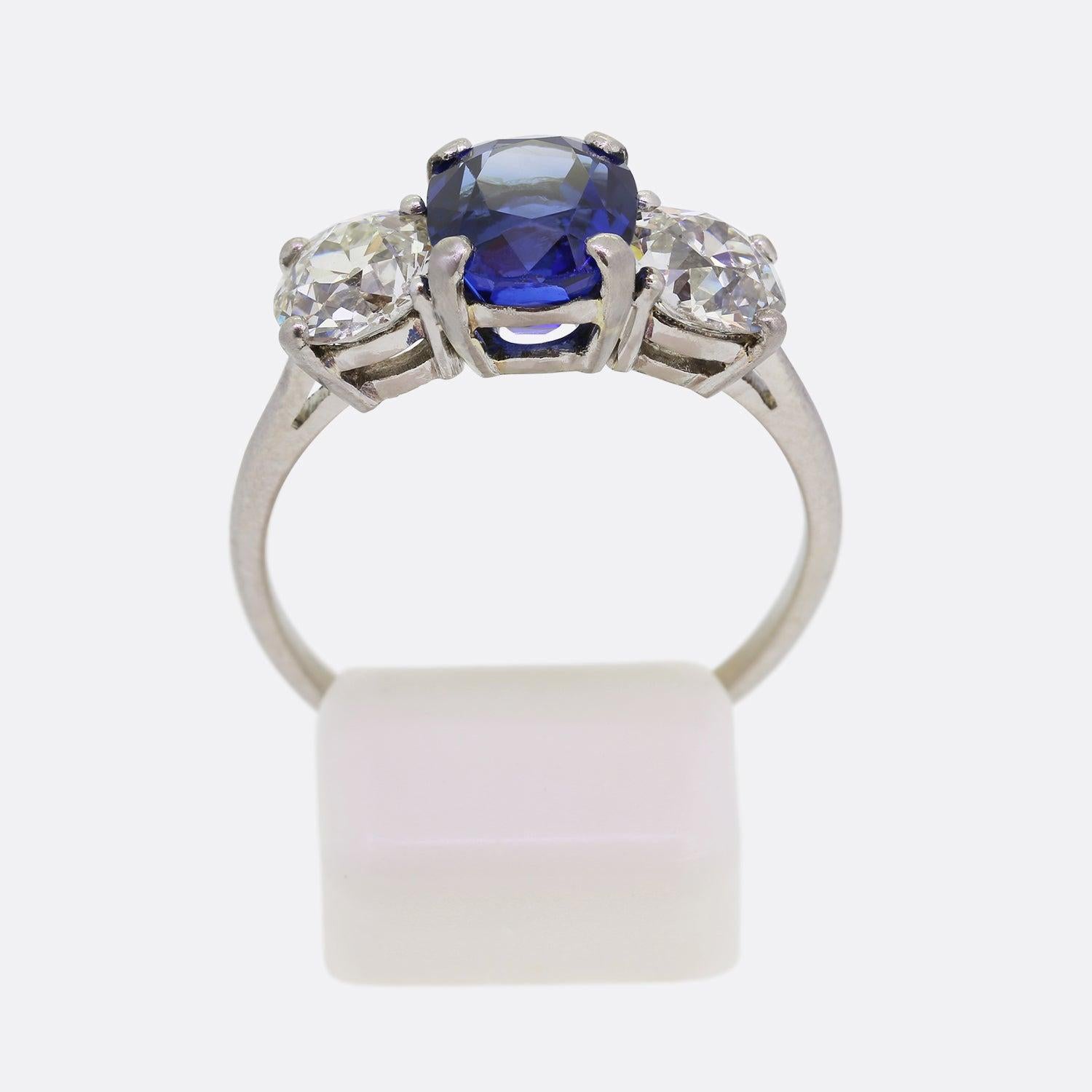 Bague à trois pierres, saphir birman de 3,10 carats et diamant taille ancienne Pour femmes en vente