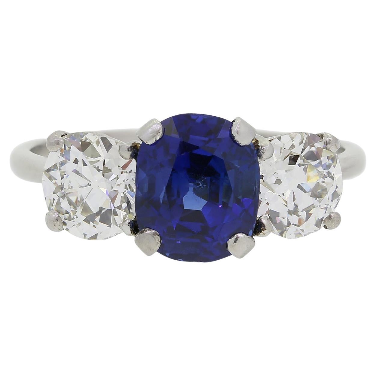 Anillo birmano de tres piedras con zafiro de 3,10 quilates y diamantes talla antigua