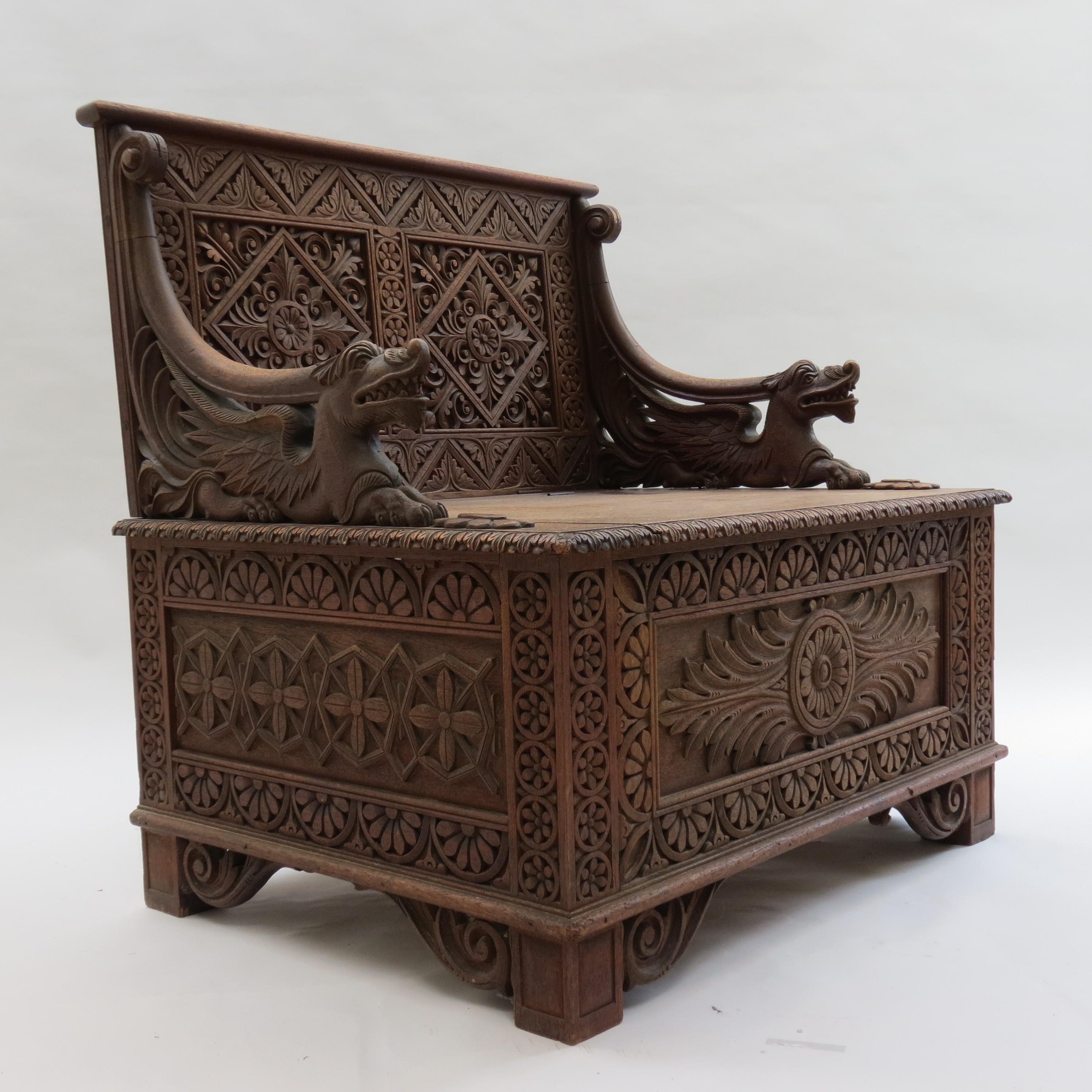 Sedia da sala intagliata in stile revival gotico anglo-indiano birmano 1880 in vendita 3