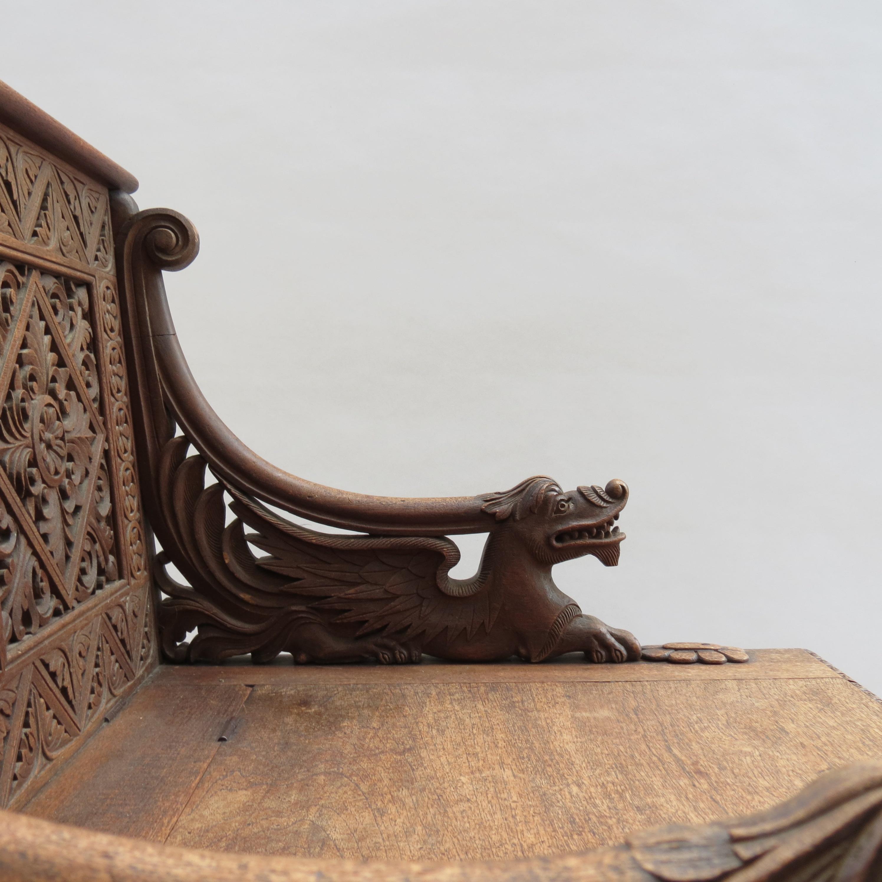 Sedia da sala intagliata in stile revival gotico anglo-indiano birmano 1880 in vendita 5