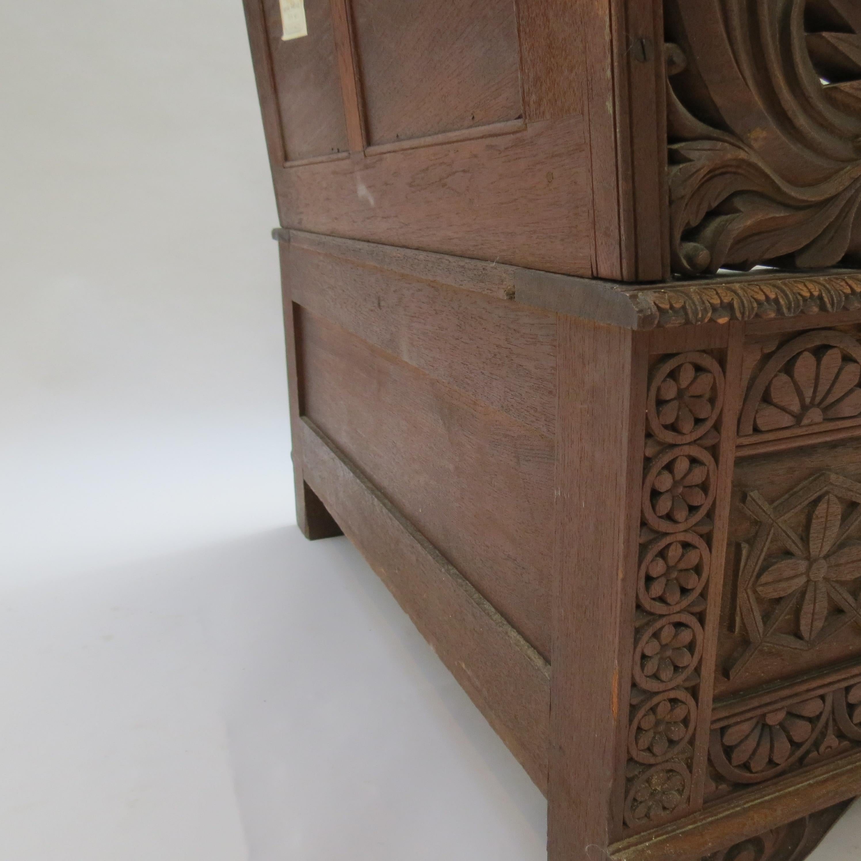 Sedia da sala intagliata in stile revival gotico anglo-indiano birmano 1880 in vendita 6