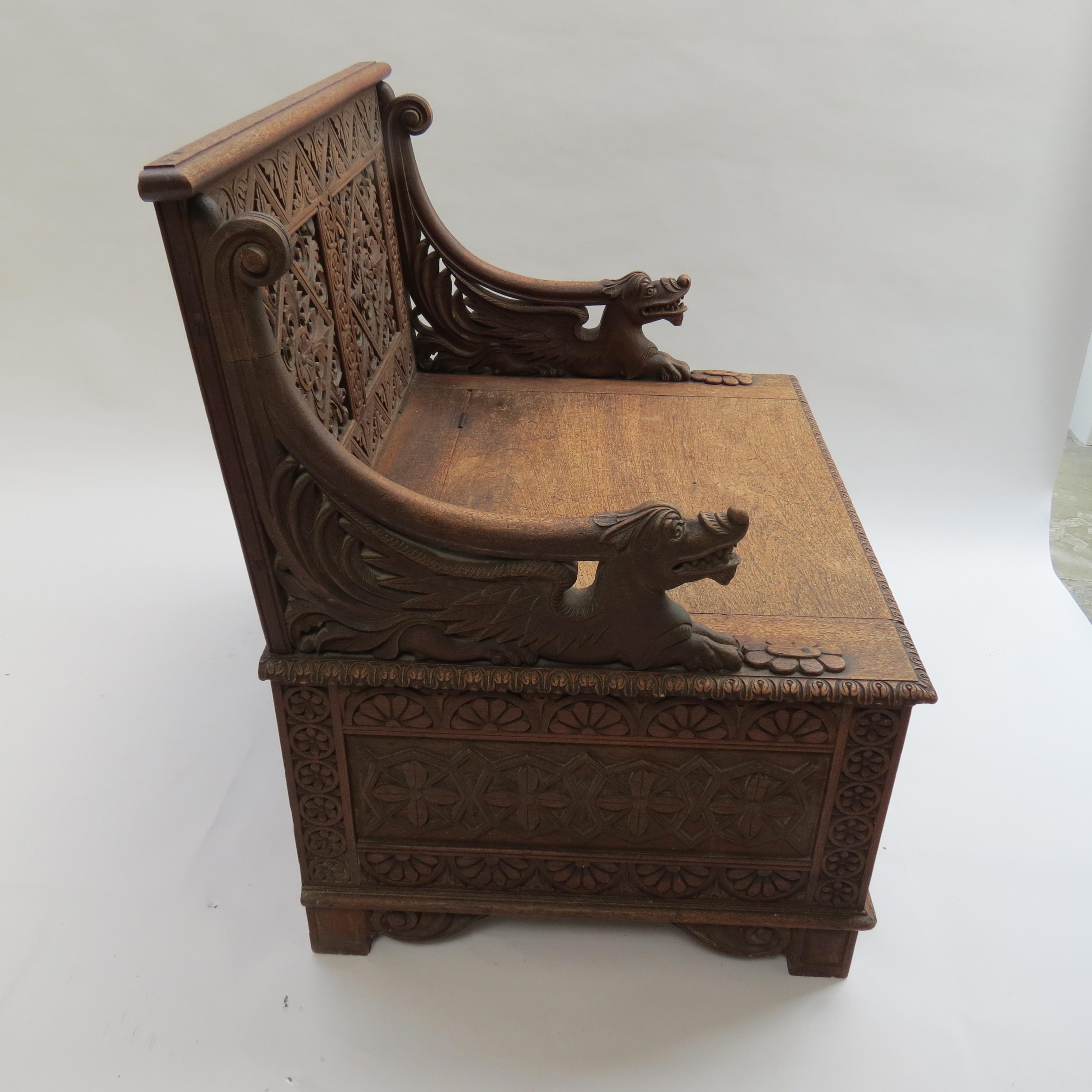 Sedia da sala intagliata in stile revival gotico anglo-indiano birmano 1880 in vendita 7