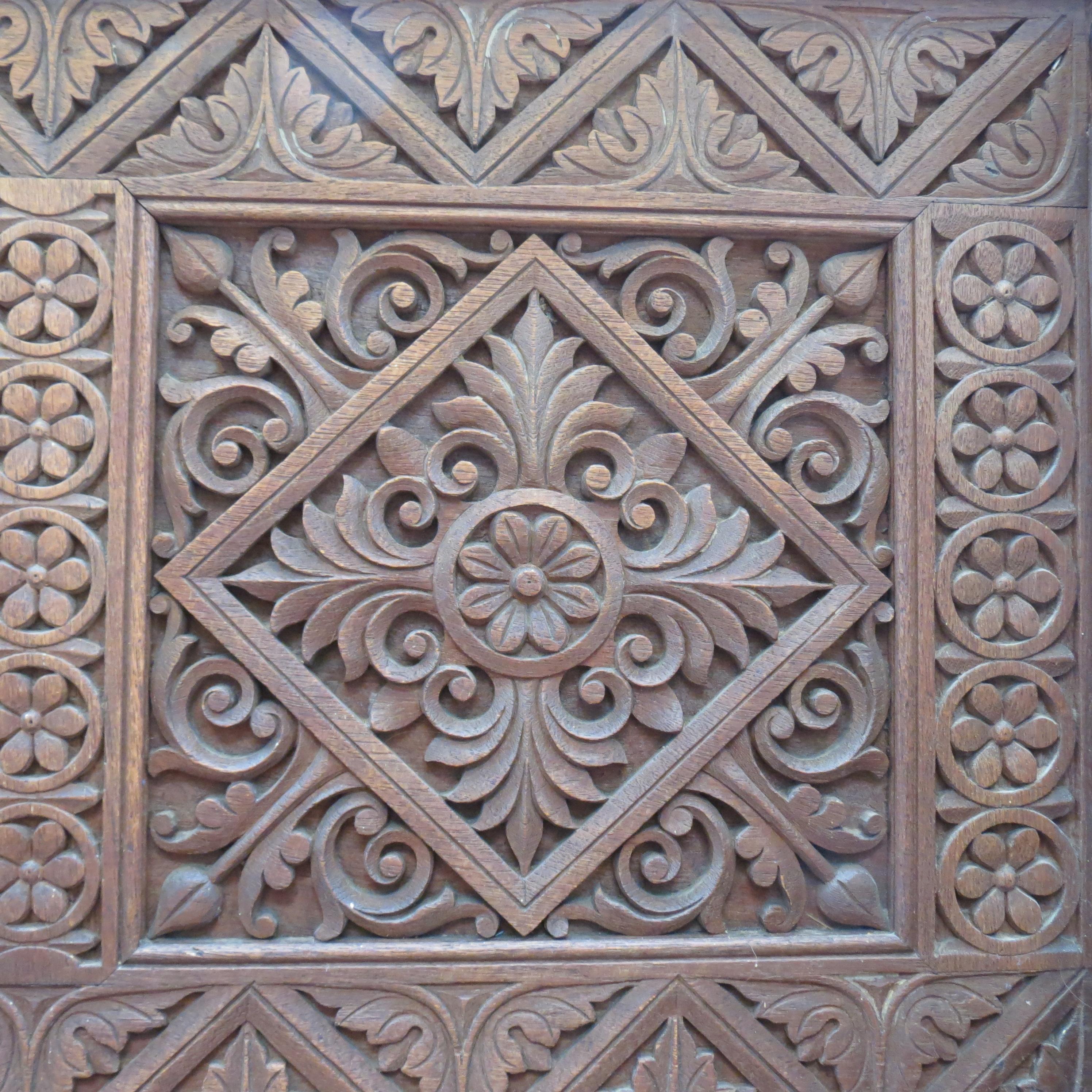 Intagliato a mano Sedia da sala intagliata in stile revival gotico anglo-indiano birmano 1880 in vendita