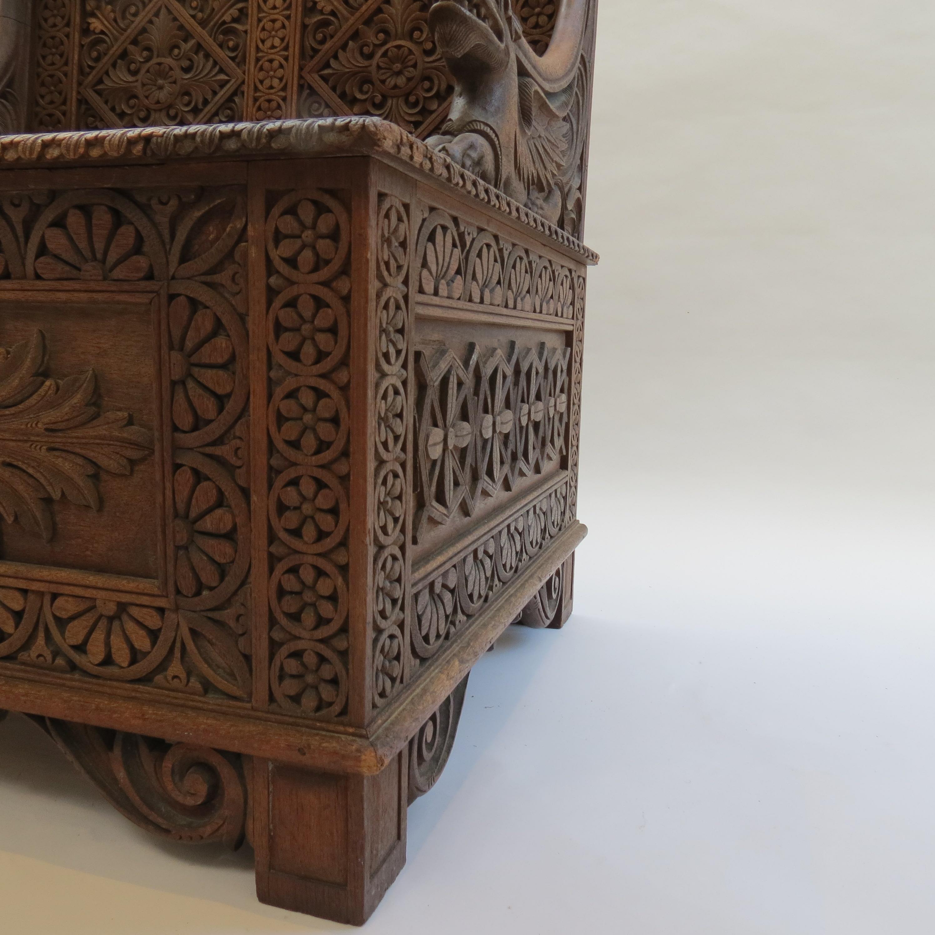 XIX secolo Sedia da sala intagliata in stile revival gotico anglo-indiano birmano 1880 in vendita