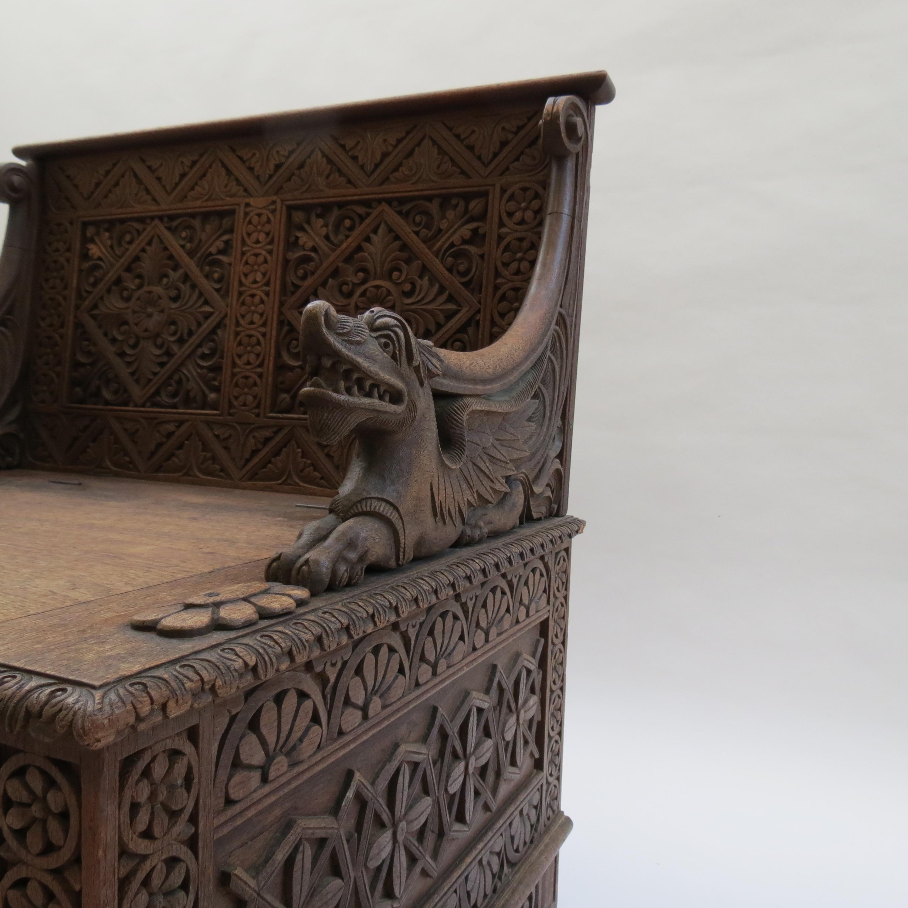 Teak Sedia da sala intagliata in stile revival gotico anglo-indiano birmano 1880 in vendita