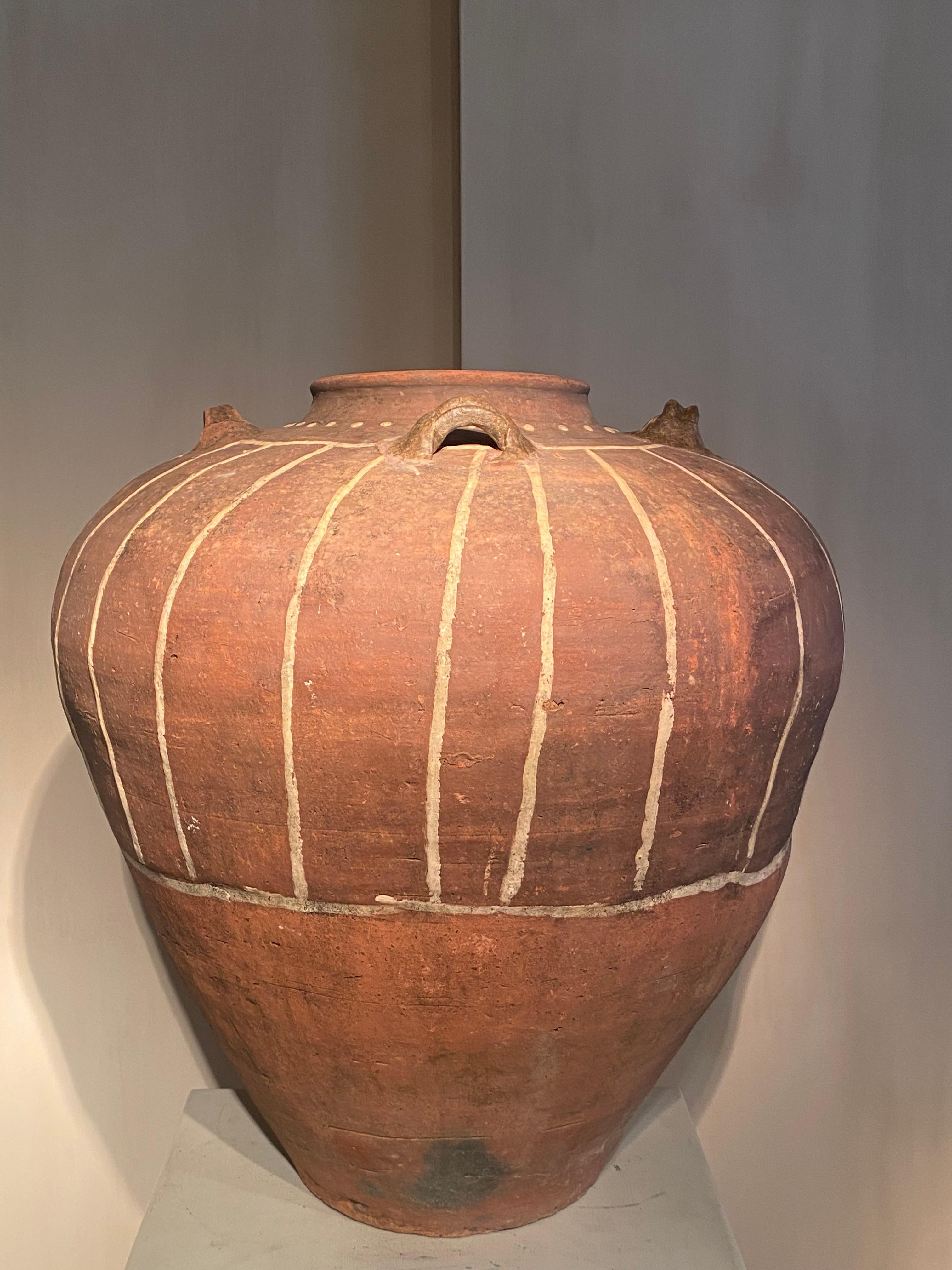 Ein außergewöhnlicher Vorratskrug aus Myanmar, ein so genannter Martaban Krug, 16,
Die Urne hat eine tolle warme rot/braune Farbe und weist eine gute Patina und einen guten Glanz auf,
einfaches, aber starkes Design aus Punkten und Linien,
ein sehr