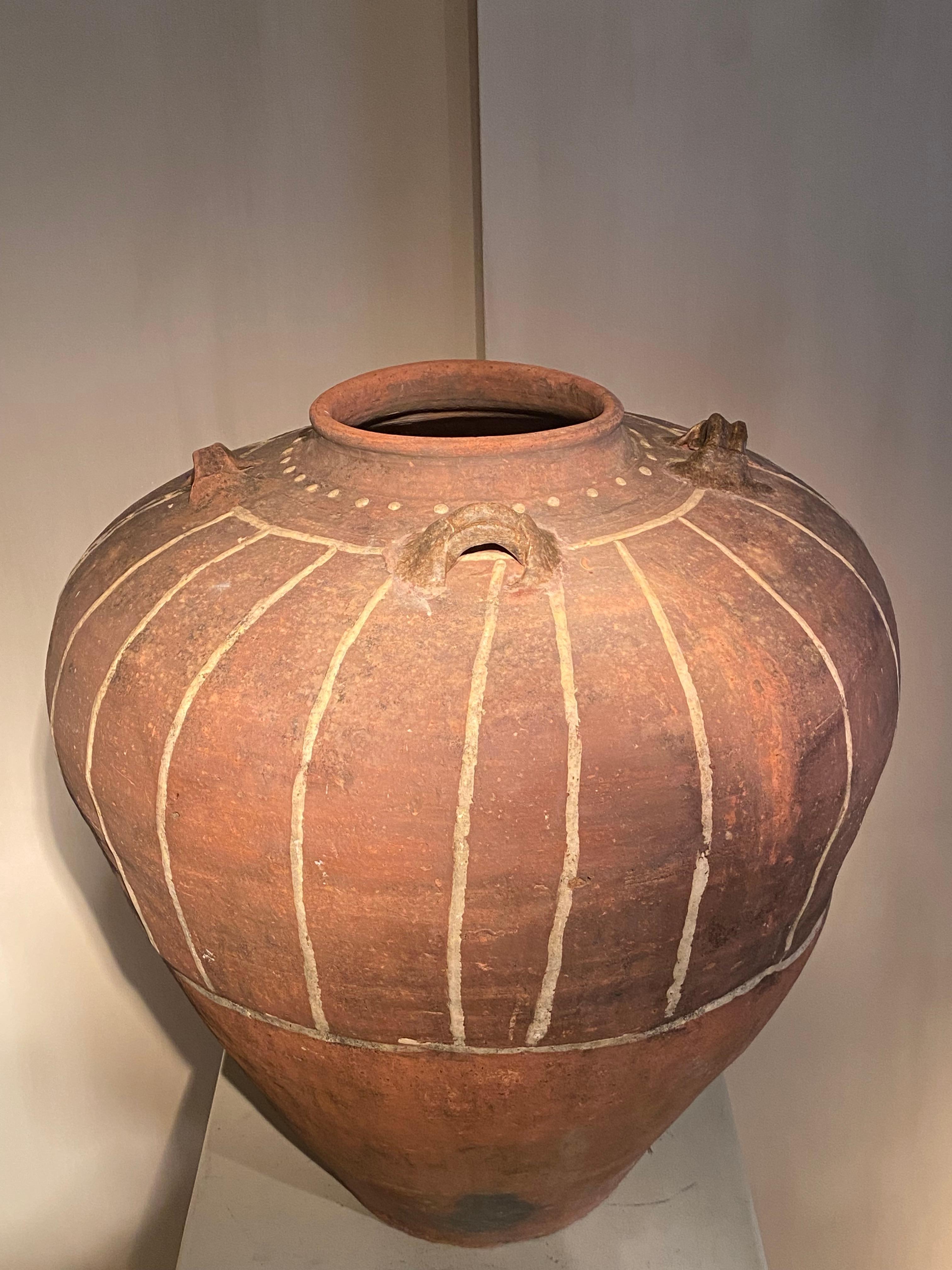 Burmese antike große Lagerung Jar (18. Jahrhundert und früher) im Angebot