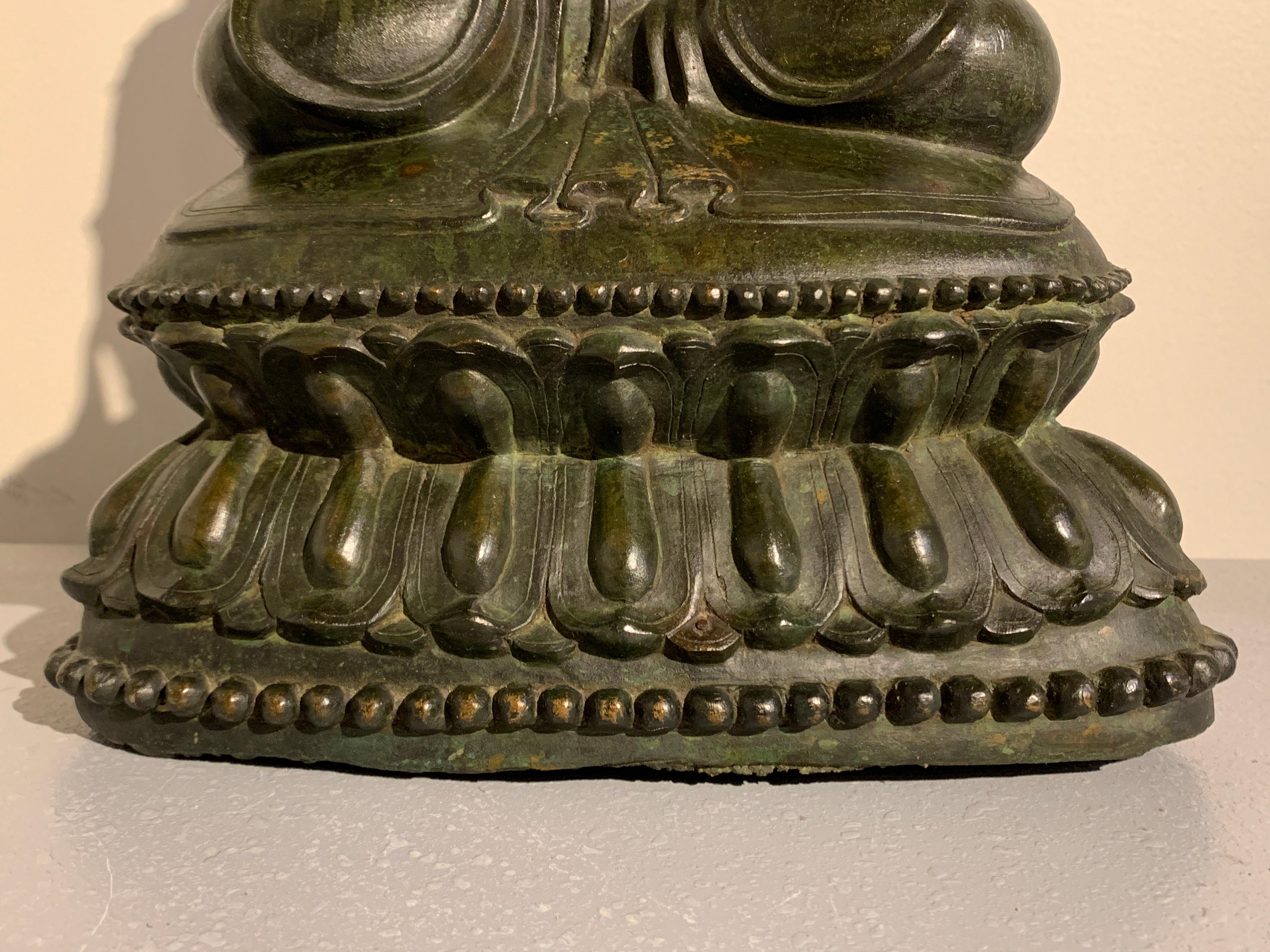 Burmesischer Arakan-Bronze-Buddha mit Krone, 17. Jahrhundert im Angebot 4