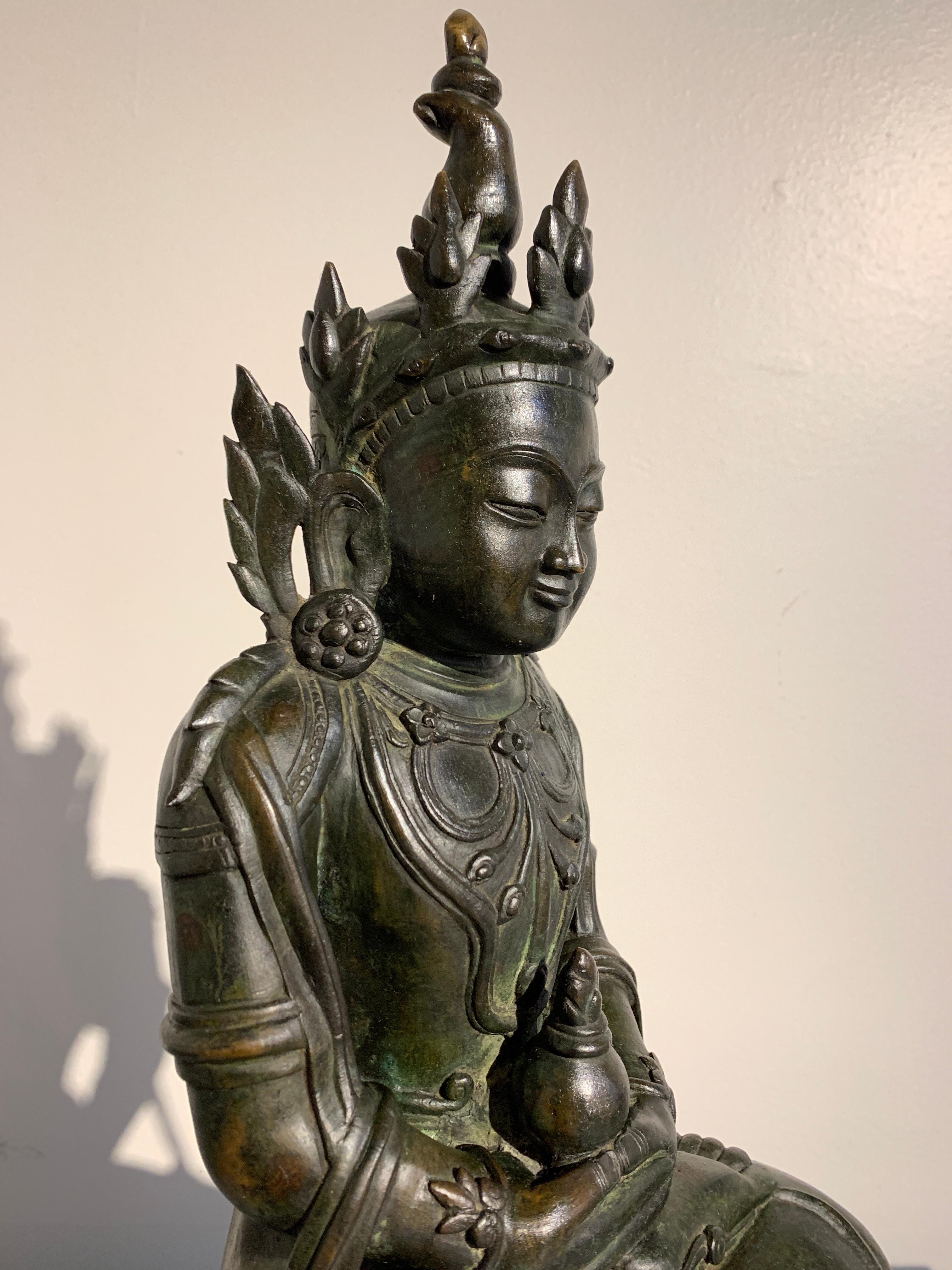 Burmesischer Arakan-Bronze-Buddha mit Krone, 17. Jahrhundert im Angebot 5