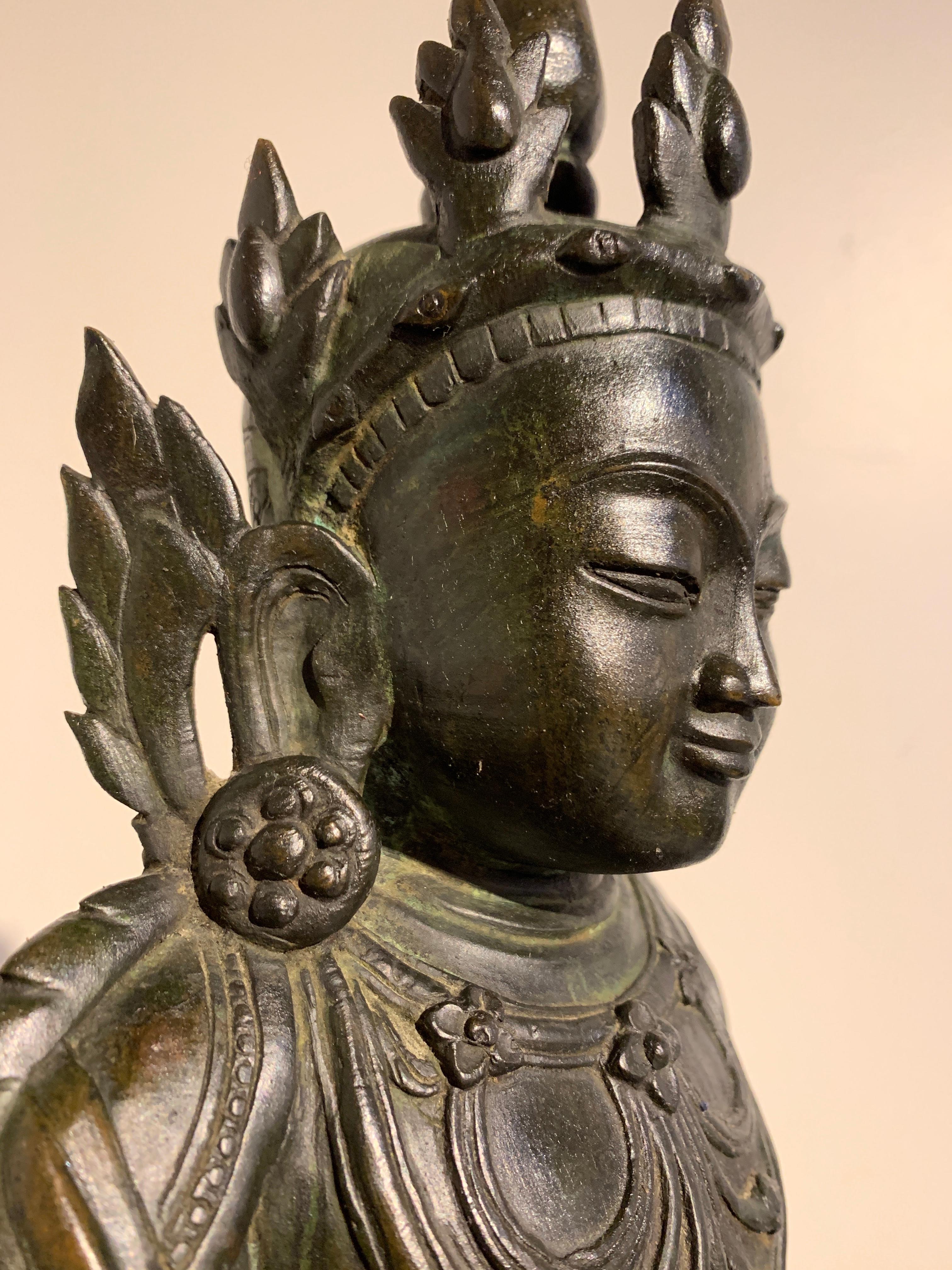 Burmesischer Arakan-Bronze-Buddha mit Krone, 17. Jahrhundert im Angebot 6