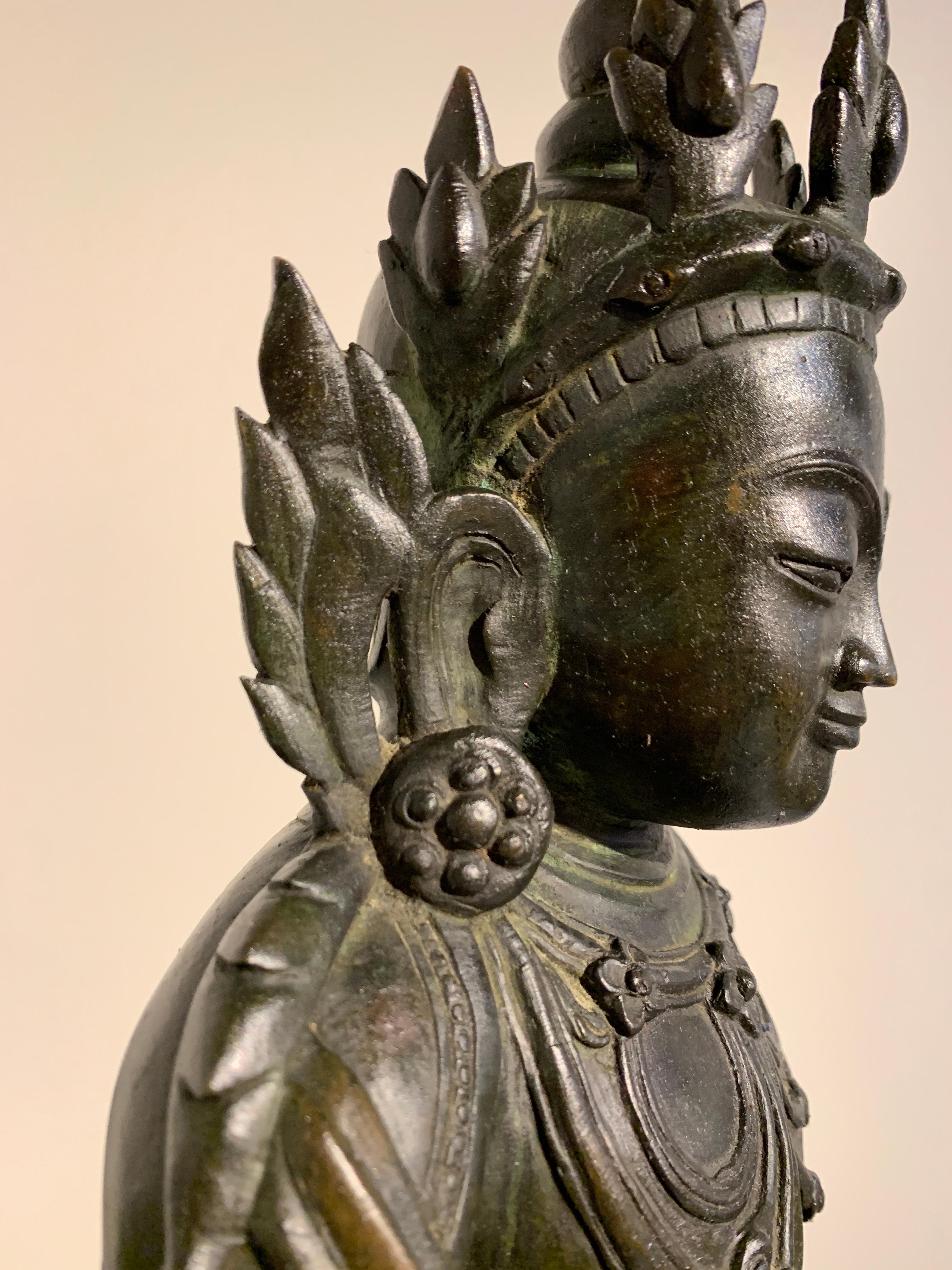 Burmesischer Arakan-Bronze-Buddha mit Krone, 17. Jahrhundert im Angebot 7