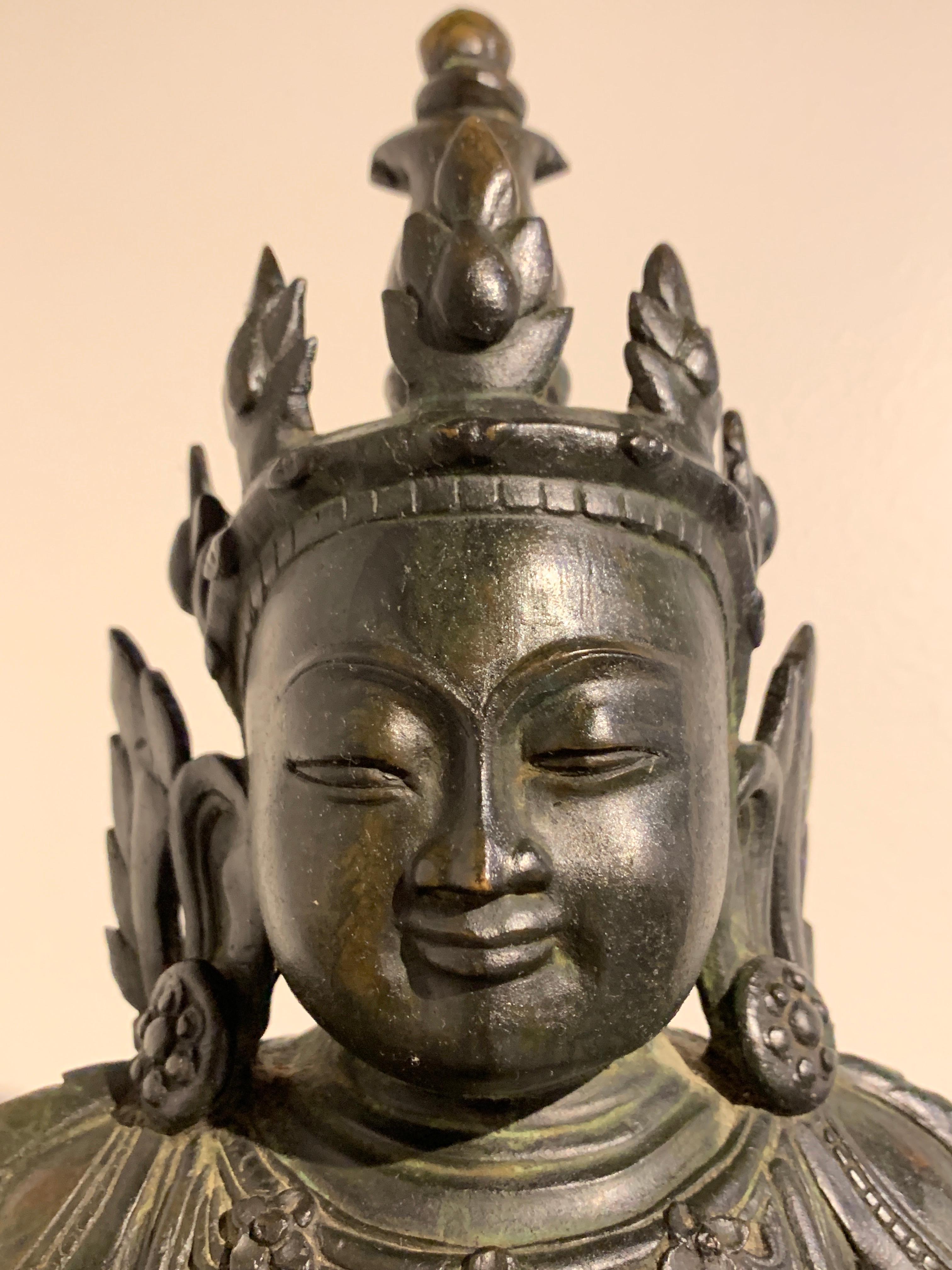 Burmesischer Arakan-Bronze-Buddha mit Krone, 17. Jahrhundert im Angebot 8
