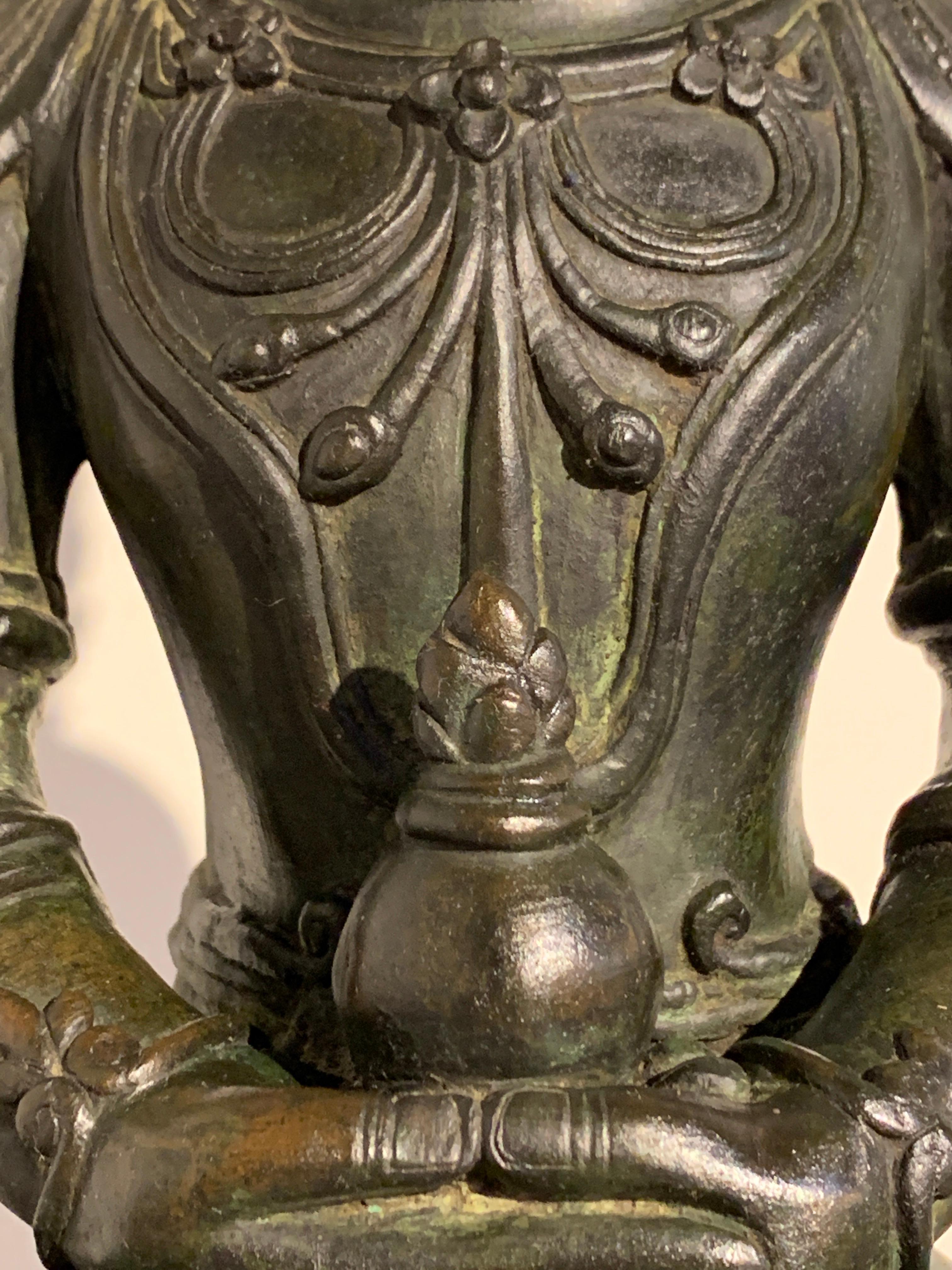 Burmesischer Arakan-Bronze-Buddha mit Krone, 17. Jahrhundert im Angebot 9