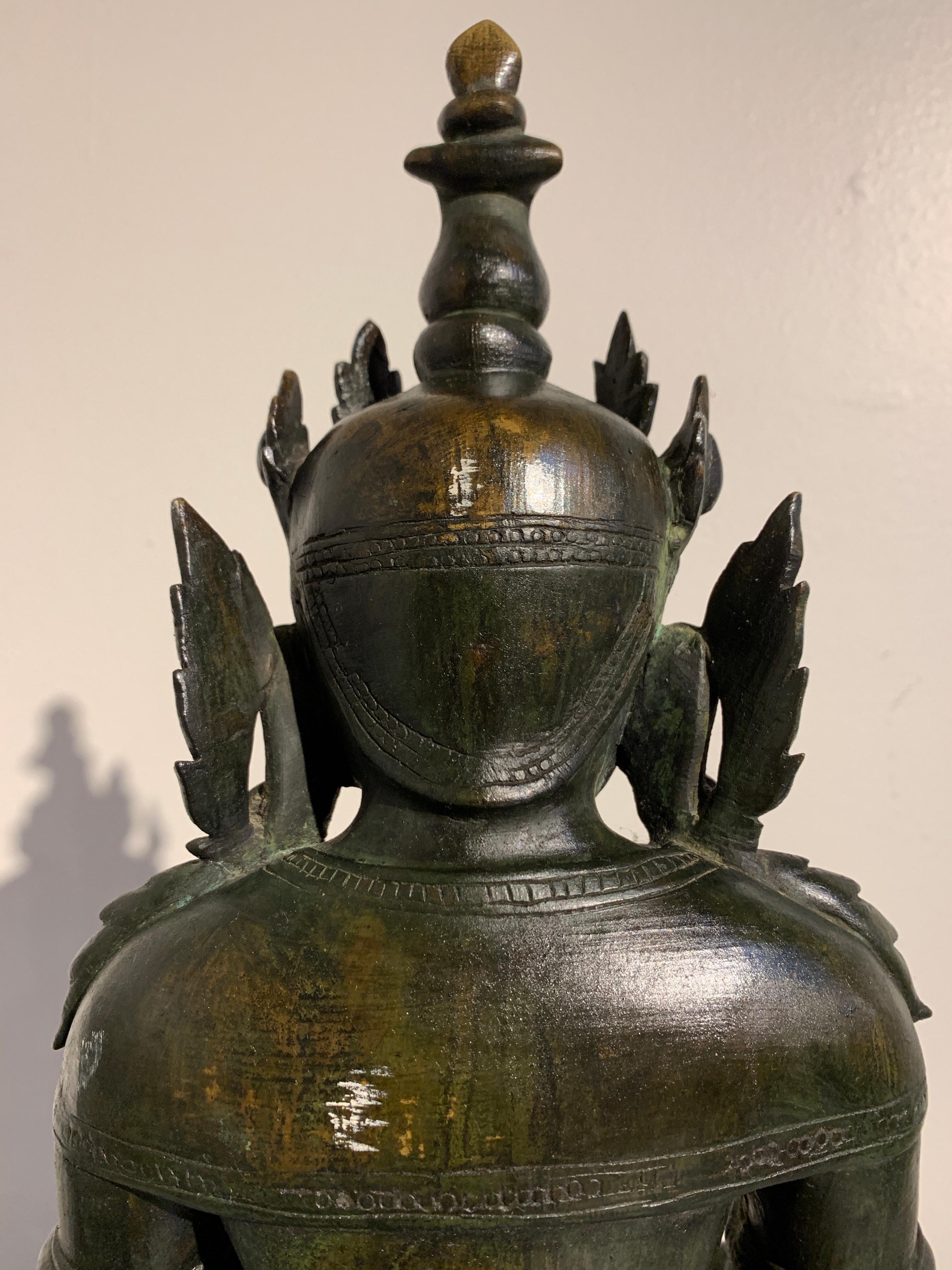 Burmesischer Arakan-Bronze-Buddha mit Krone, 17. Jahrhundert im Angebot 10