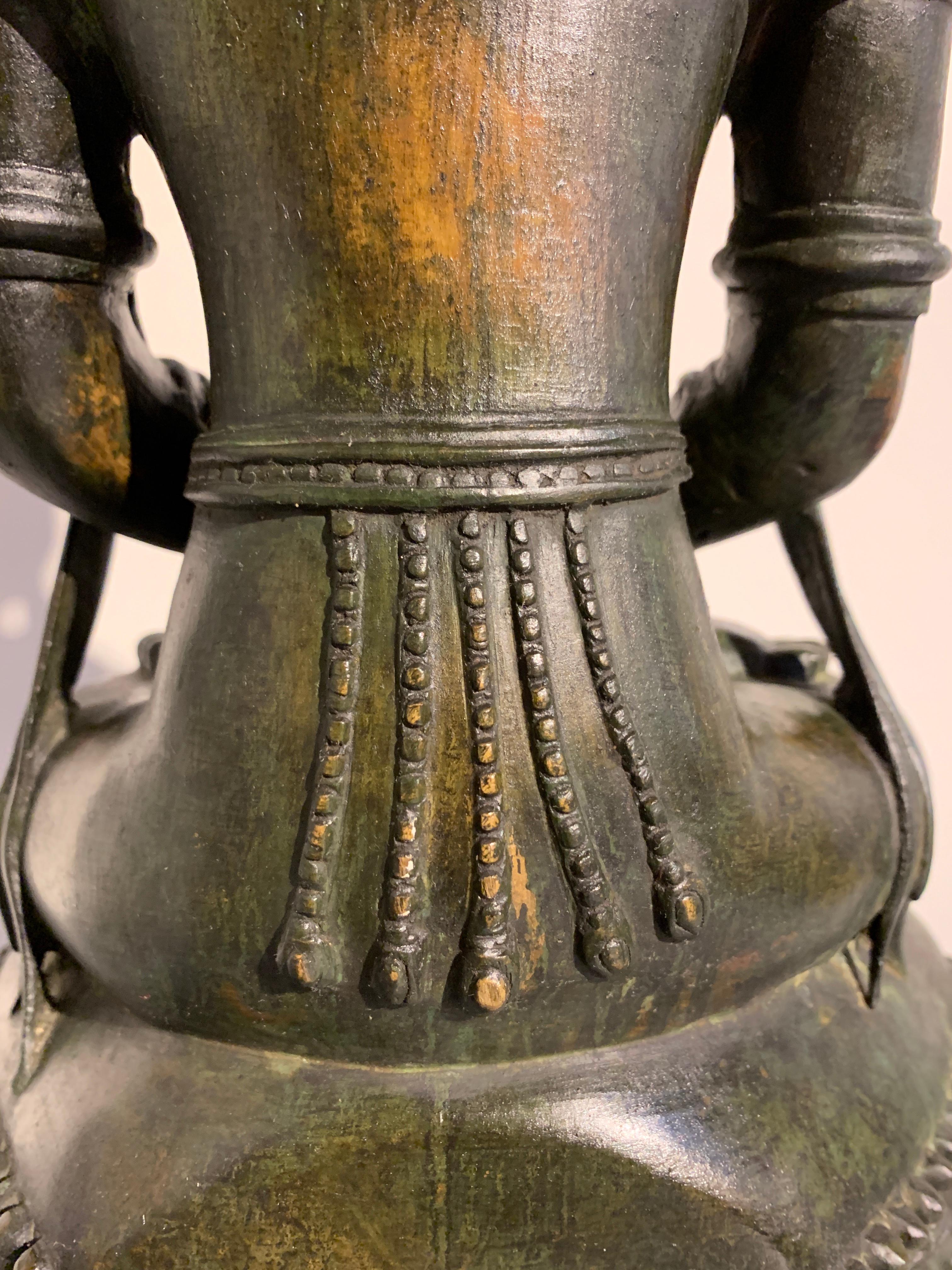 Burmesischer Arakan-Bronze-Buddha mit Krone, 17. Jahrhundert im Angebot 11