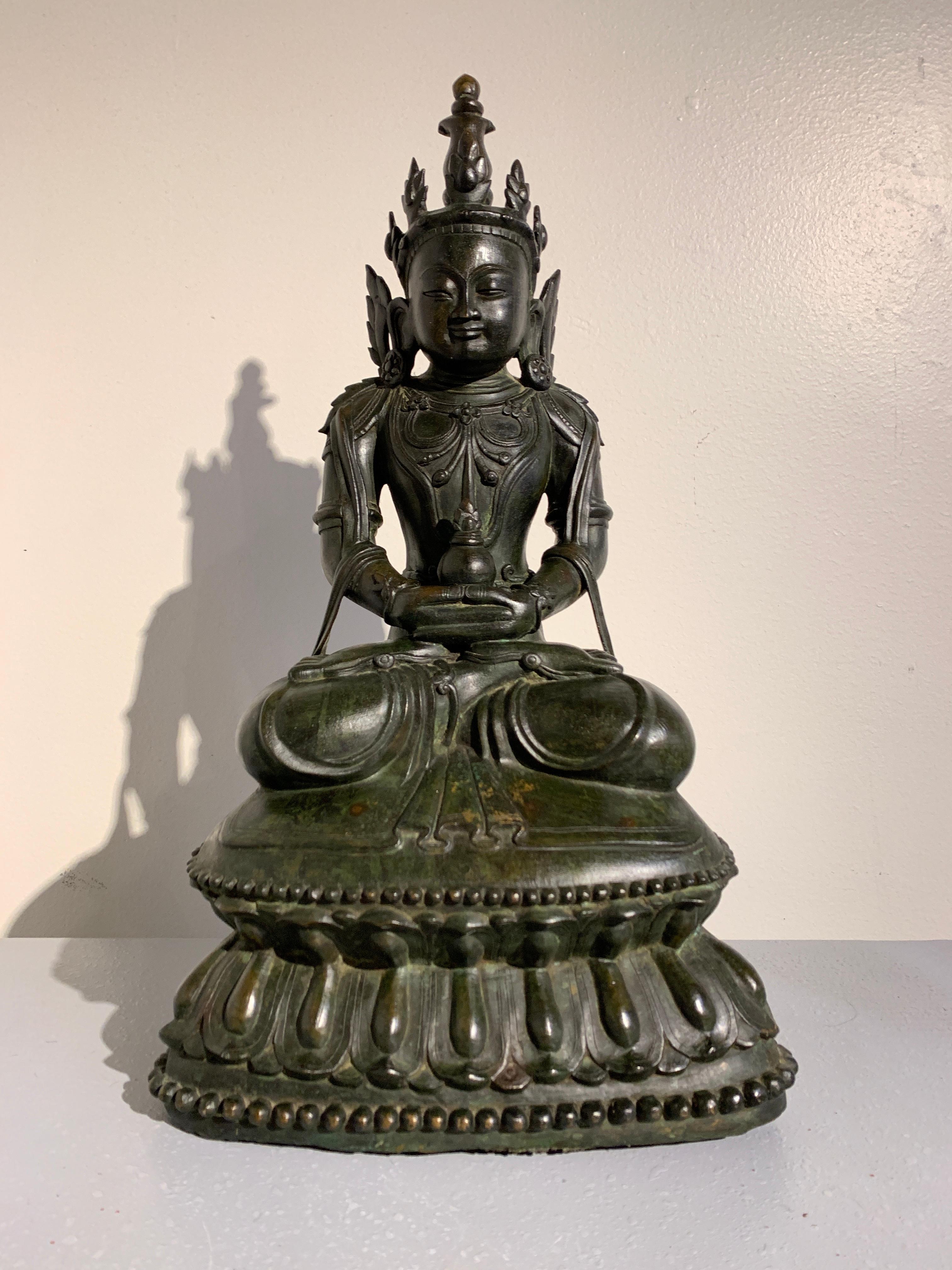 Ein prächtiger und raffinierter, gekrönter und geschmückter sitzender Buddha aus Bronze, Königreich Arakan, Mrauk-U-Periode, 17. 

Der Buddha ist in Vajrasana auf einem hohen doppelten Lotussockel sitzend dargestellt, die Hände in Dhyana Mudra, ein