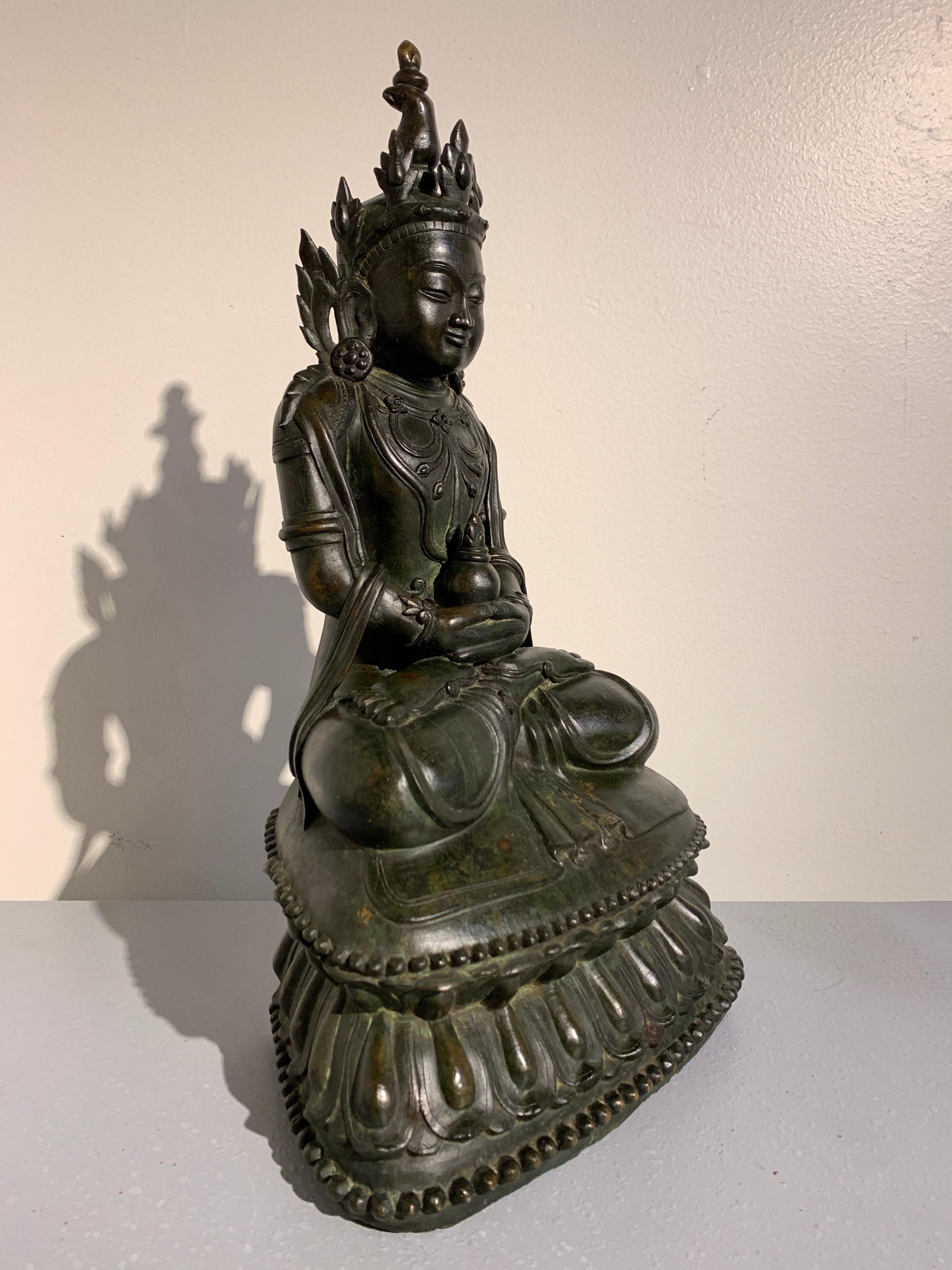 Burmesischer Arakan-Bronze-Buddha mit Krone, 17. Jahrhundert (Birmanisch) im Angebot