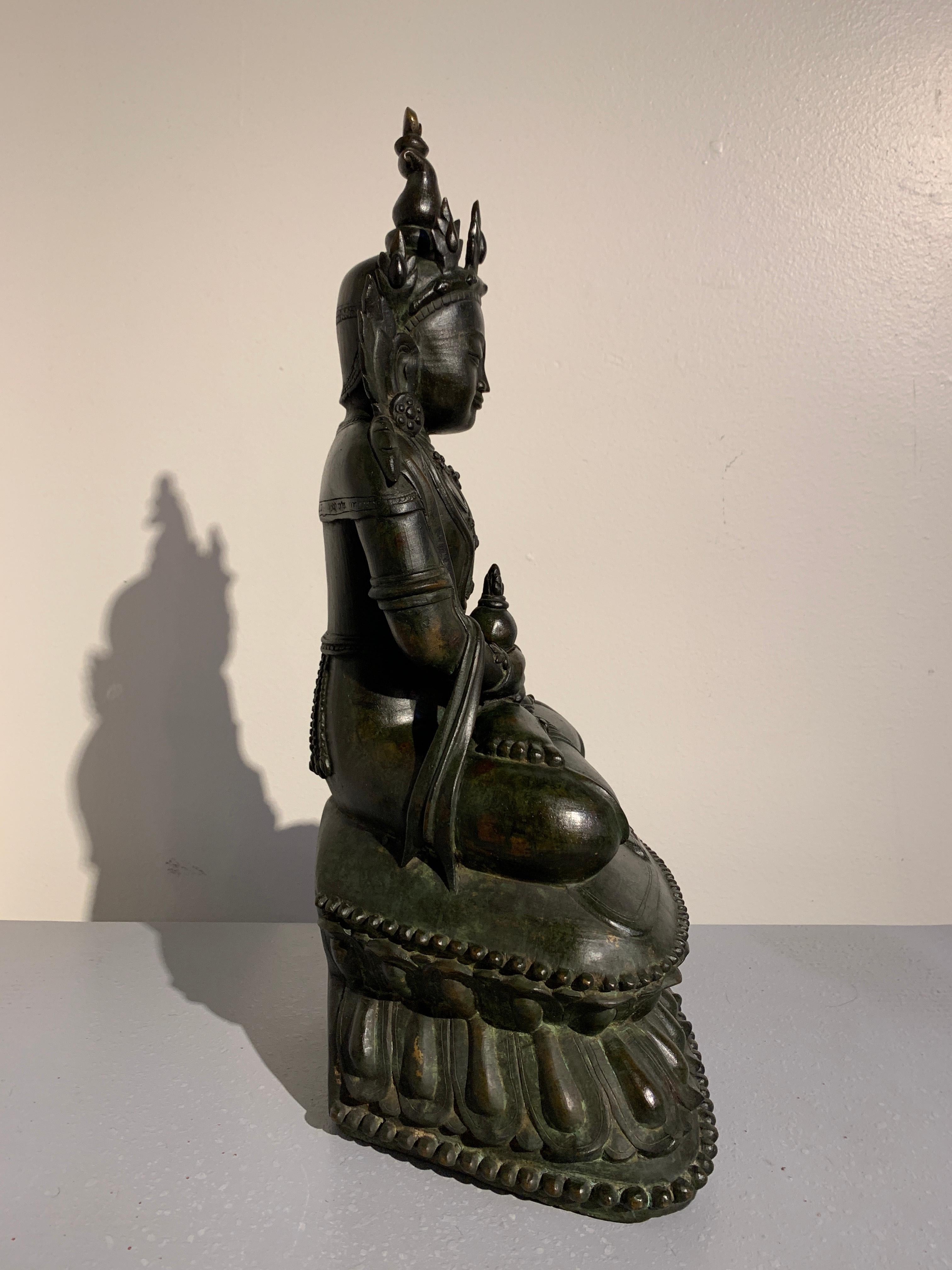 Burmesischer Arakan-Bronze-Buddha mit Krone, 17. Jahrhundert (Lackiert) im Angebot