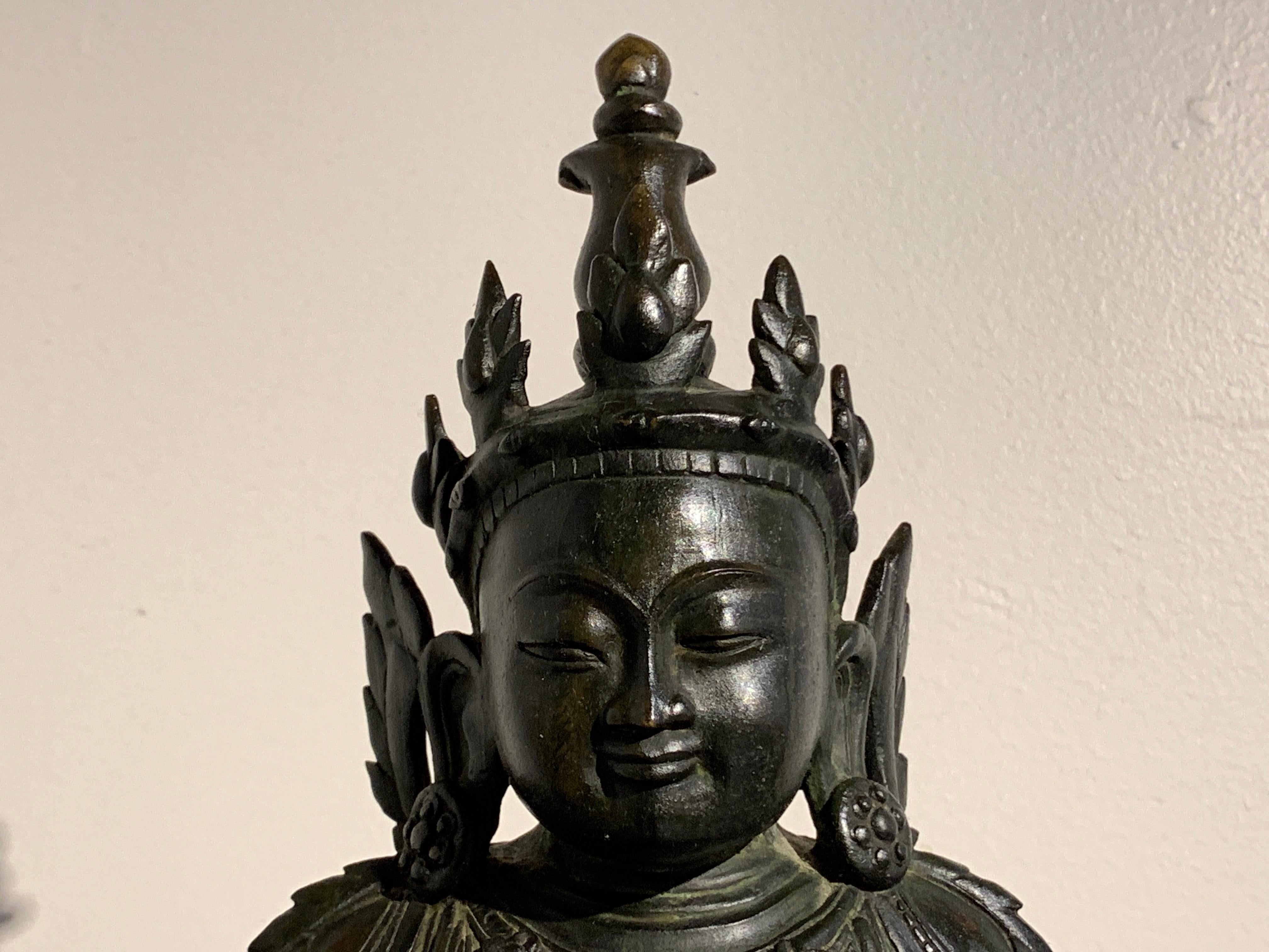 Burmesischer Arakan-Bronze-Buddha mit Krone, 17. Jahrhundert (18. Jahrhundert und früher) im Angebot