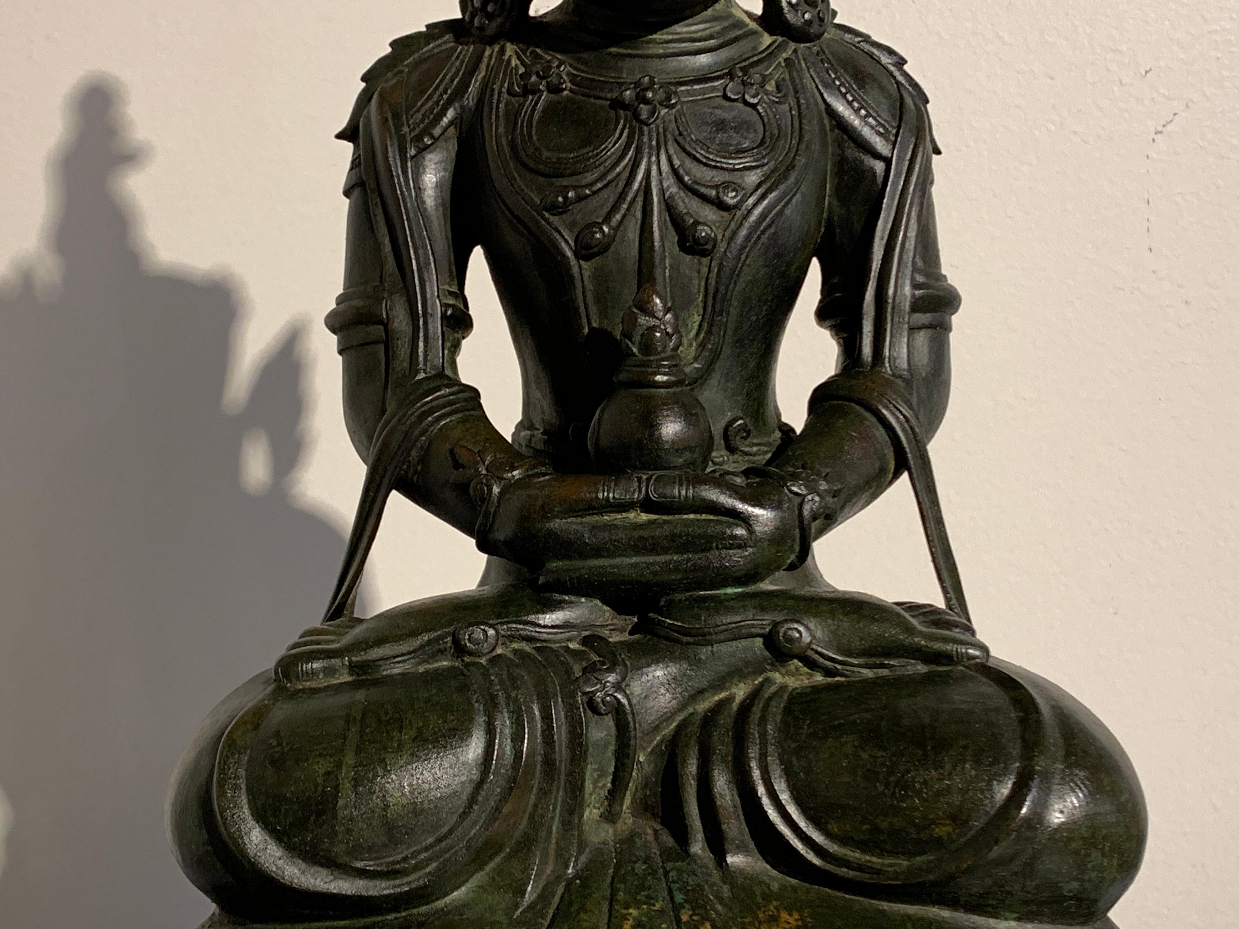 Burmesischer Arakan-Bronze-Buddha mit Krone, 17. Jahrhundert im Angebot 1