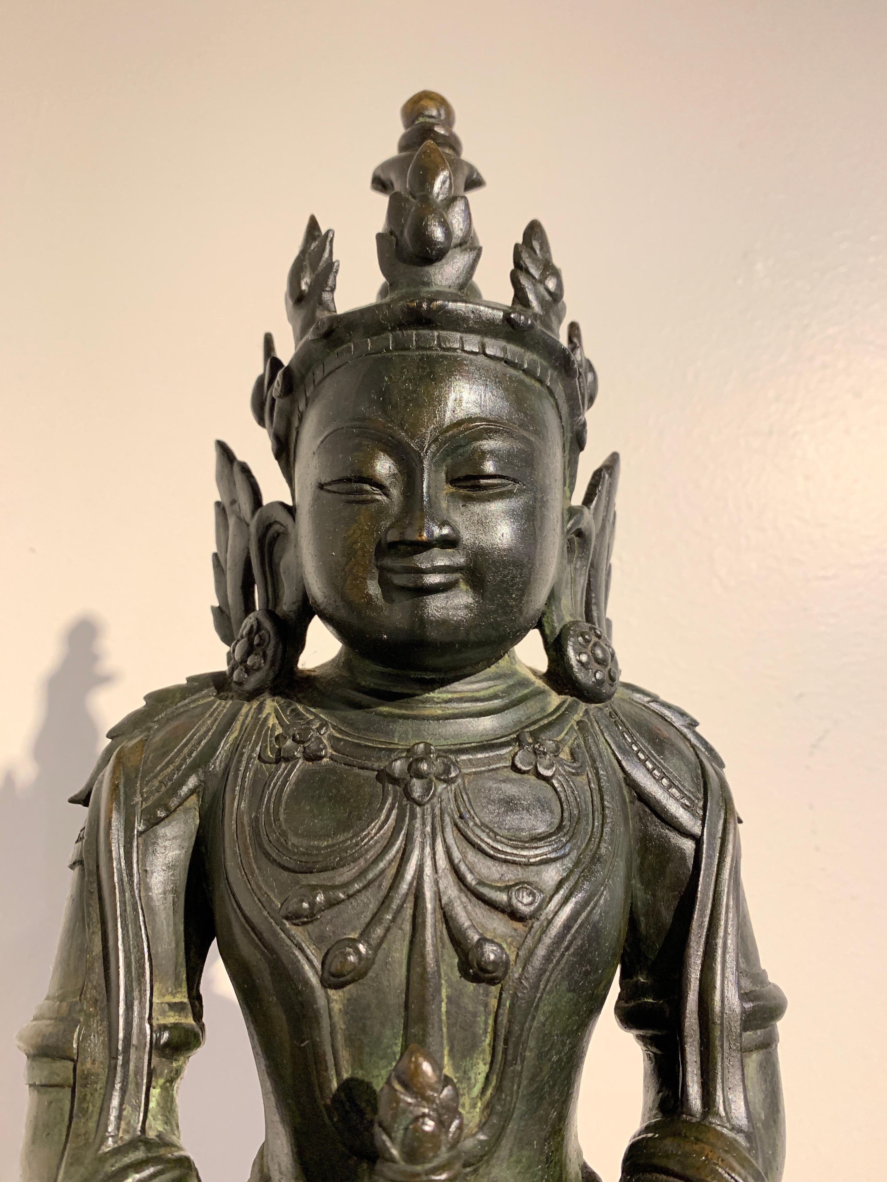 Burmesischer Arakan-Bronze-Buddha mit Krone, 17. Jahrhundert im Angebot 2