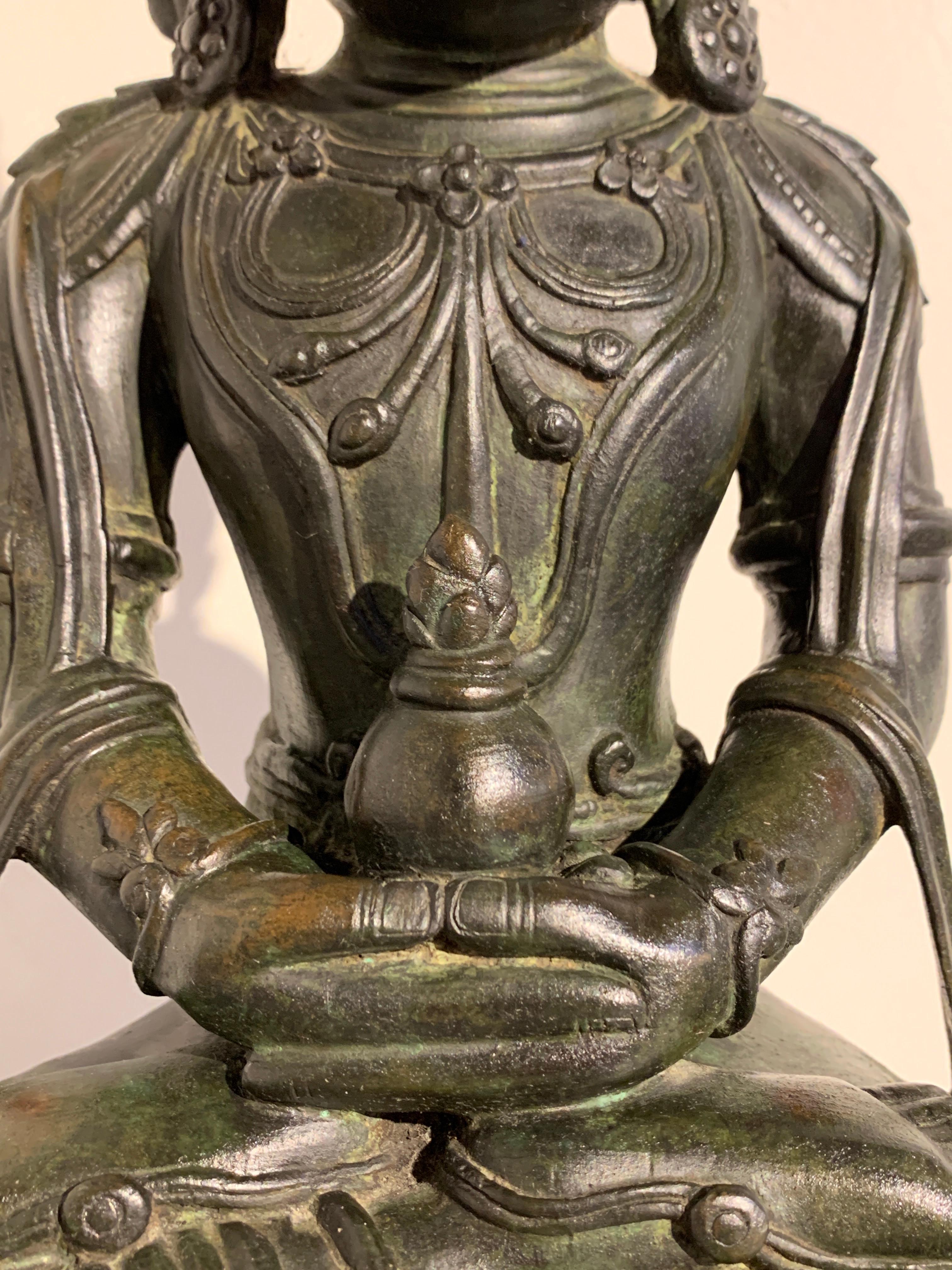 Burmesischer Arakan-Bronze-Buddha mit Krone, 17. Jahrhundert im Angebot 3