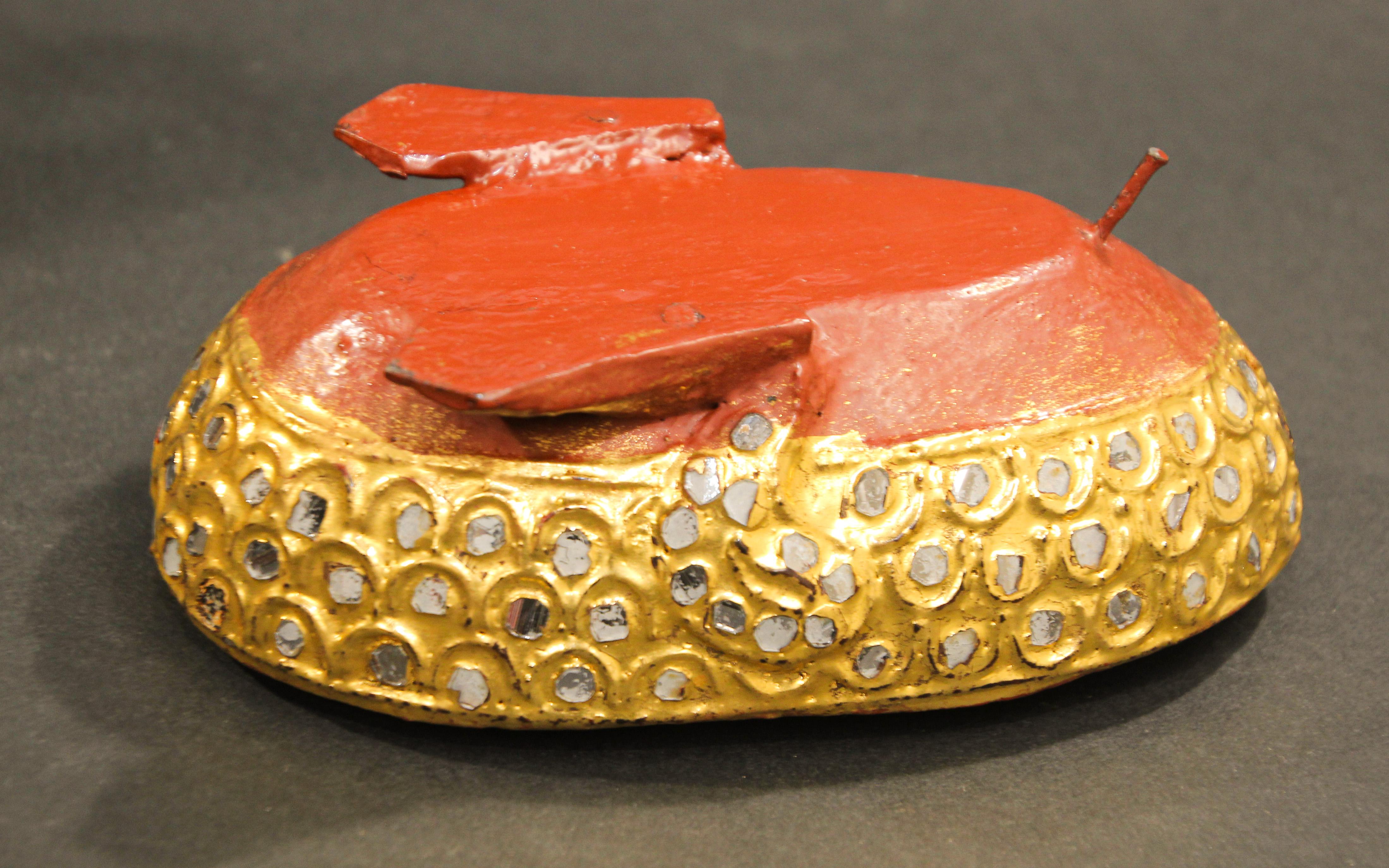 Burmese Bird-Shaped Betel Gold Lacquered Box For Sale 3
