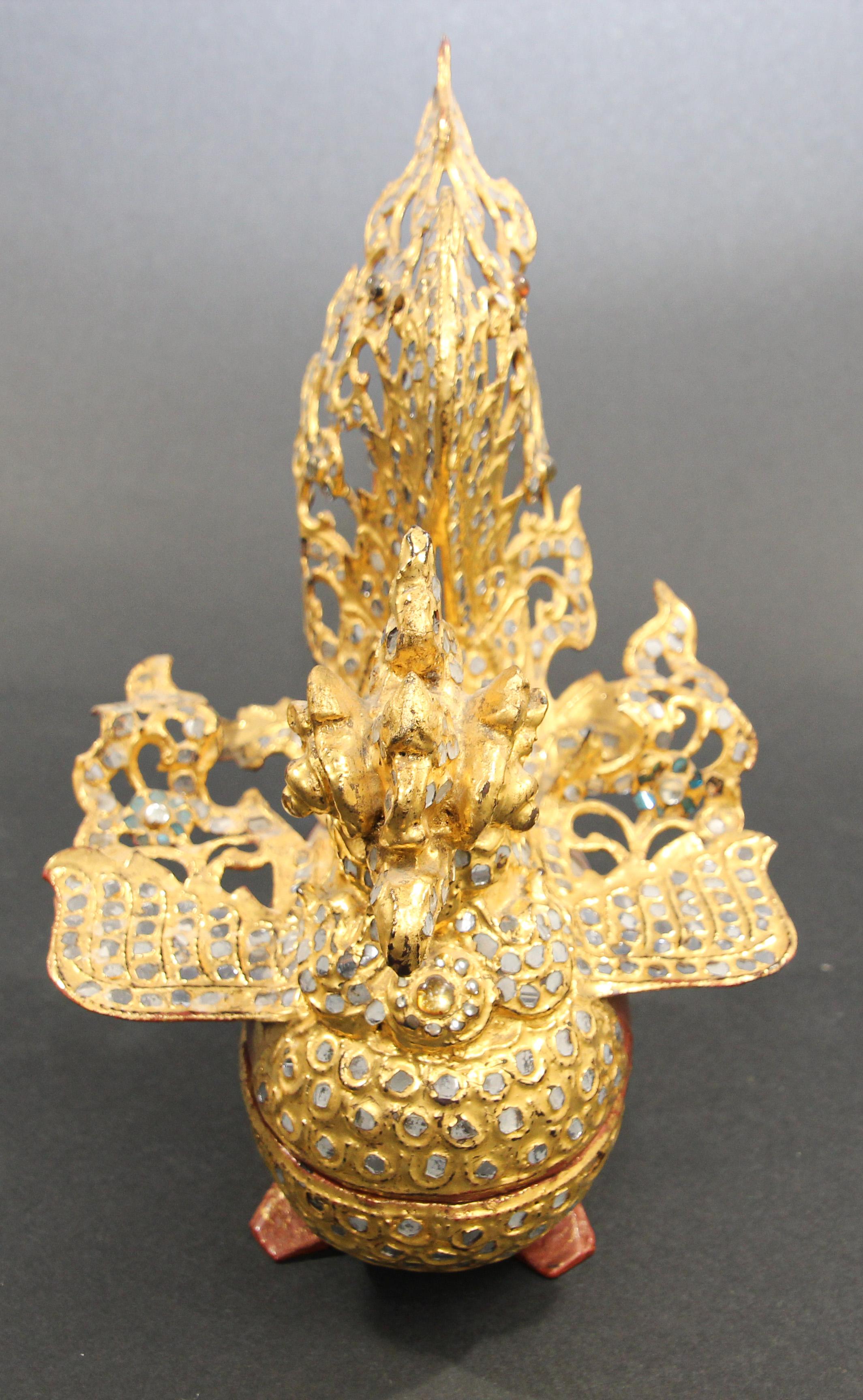 Burmese Bird-Shaped Betel Gold Lacquered Box For Sale 4