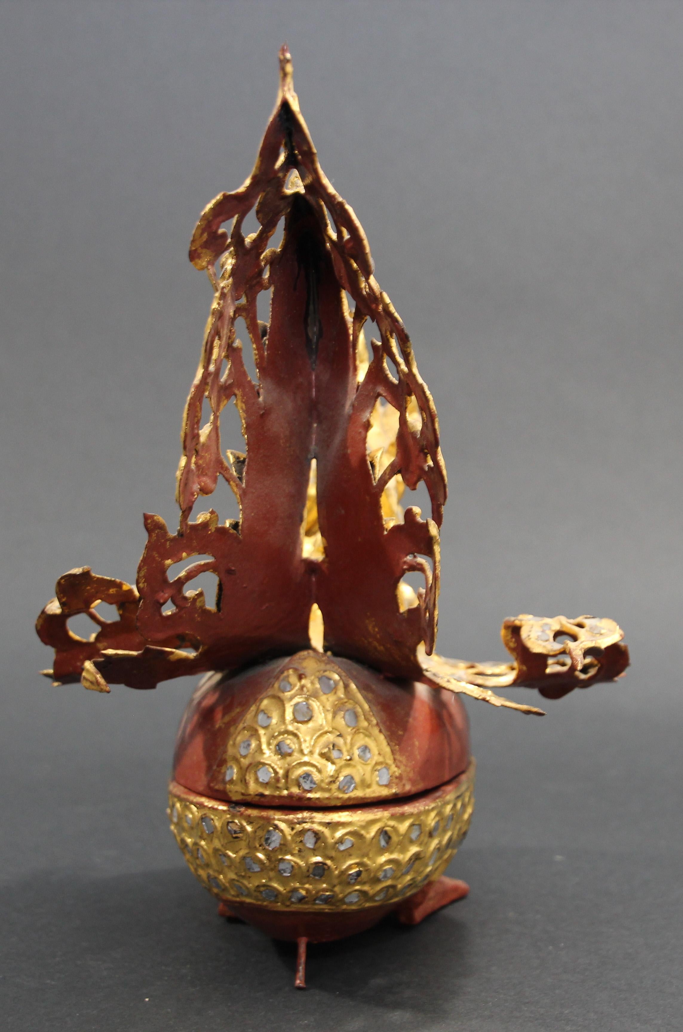 Burmese Bird-Shaped Betel Gold Lacquered Box For Sale 3