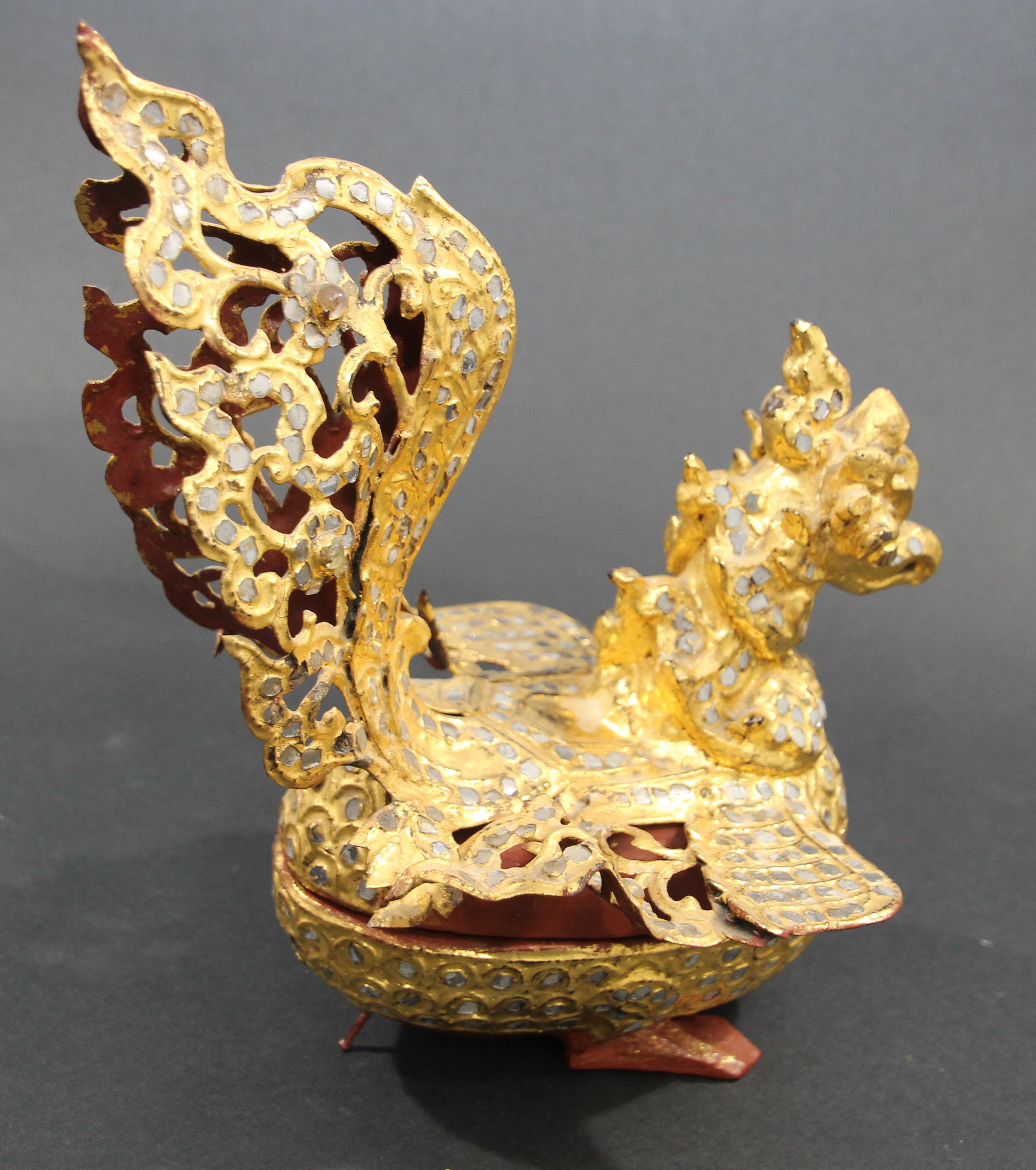 Burmese Bird-Shaped Betel Gold Lacquered Box For Sale 6