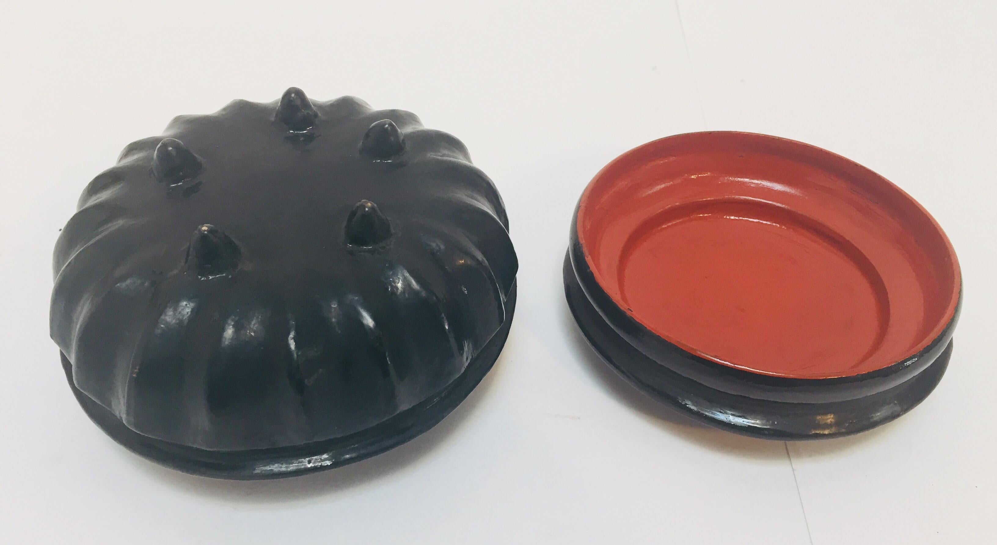 Asian Black and Red Round Box Lacquer Offering Vessel Urn For Sale 3