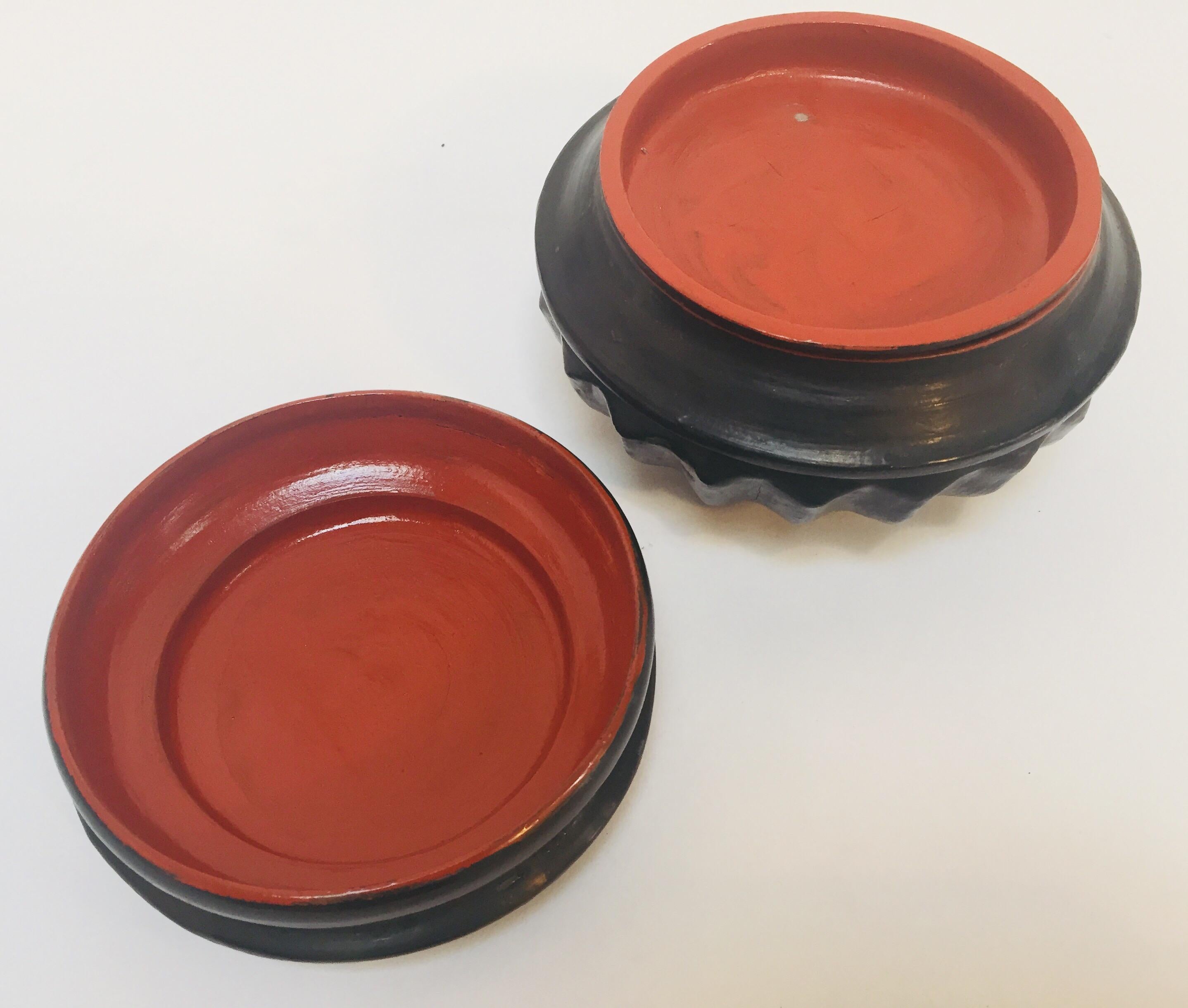 Birman Urne à récipient en laque ronde asiatique noire et rouge en forme de boîte offrant en vente