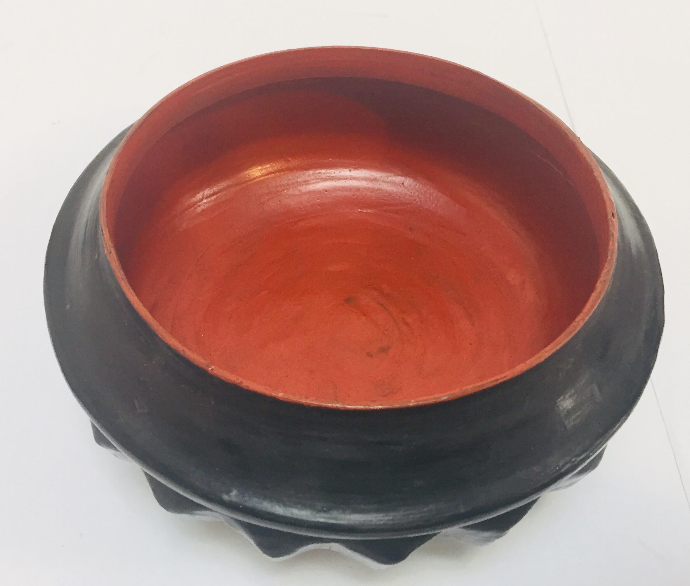 Asian Black and Red Round Box Lacquer Offering Vessel Urn In Good Condition For Sale In North Hollywood, CA