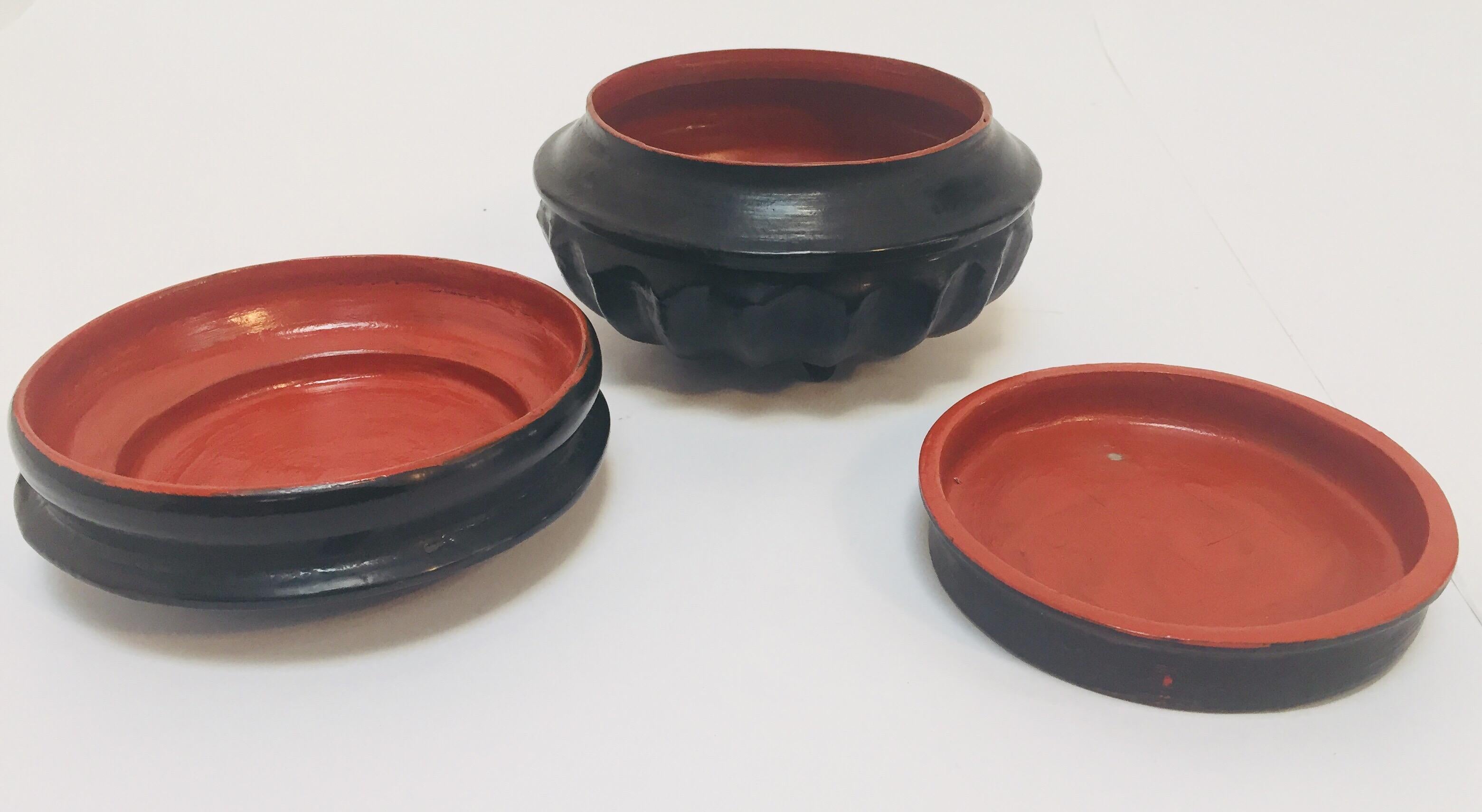 20ième siècle Urne à récipient en laque ronde asiatique noire et rouge en forme de boîte offrant en vente