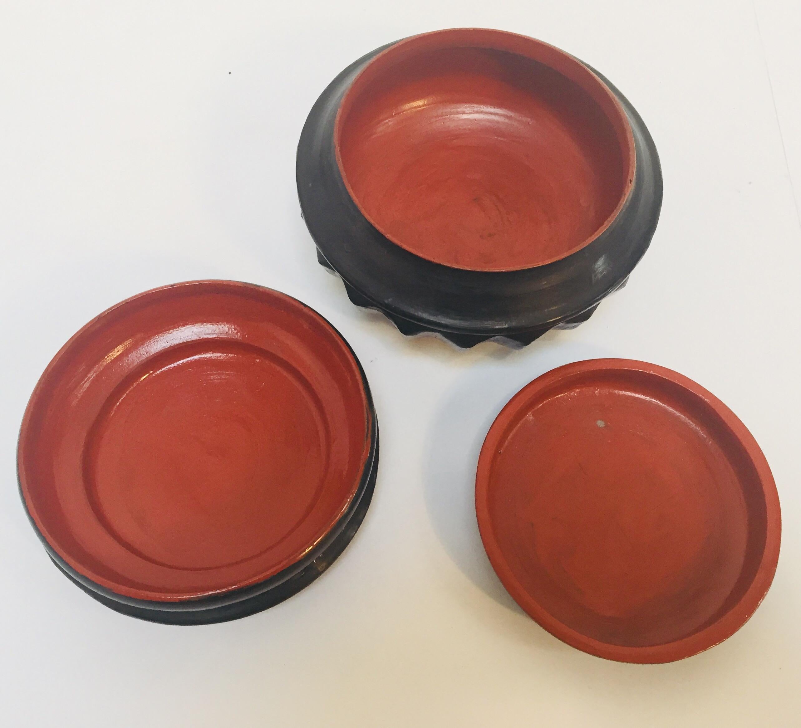 Urne à récipient en laque ronde asiatique noire et rouge en forme de boîte offrant en vente 1