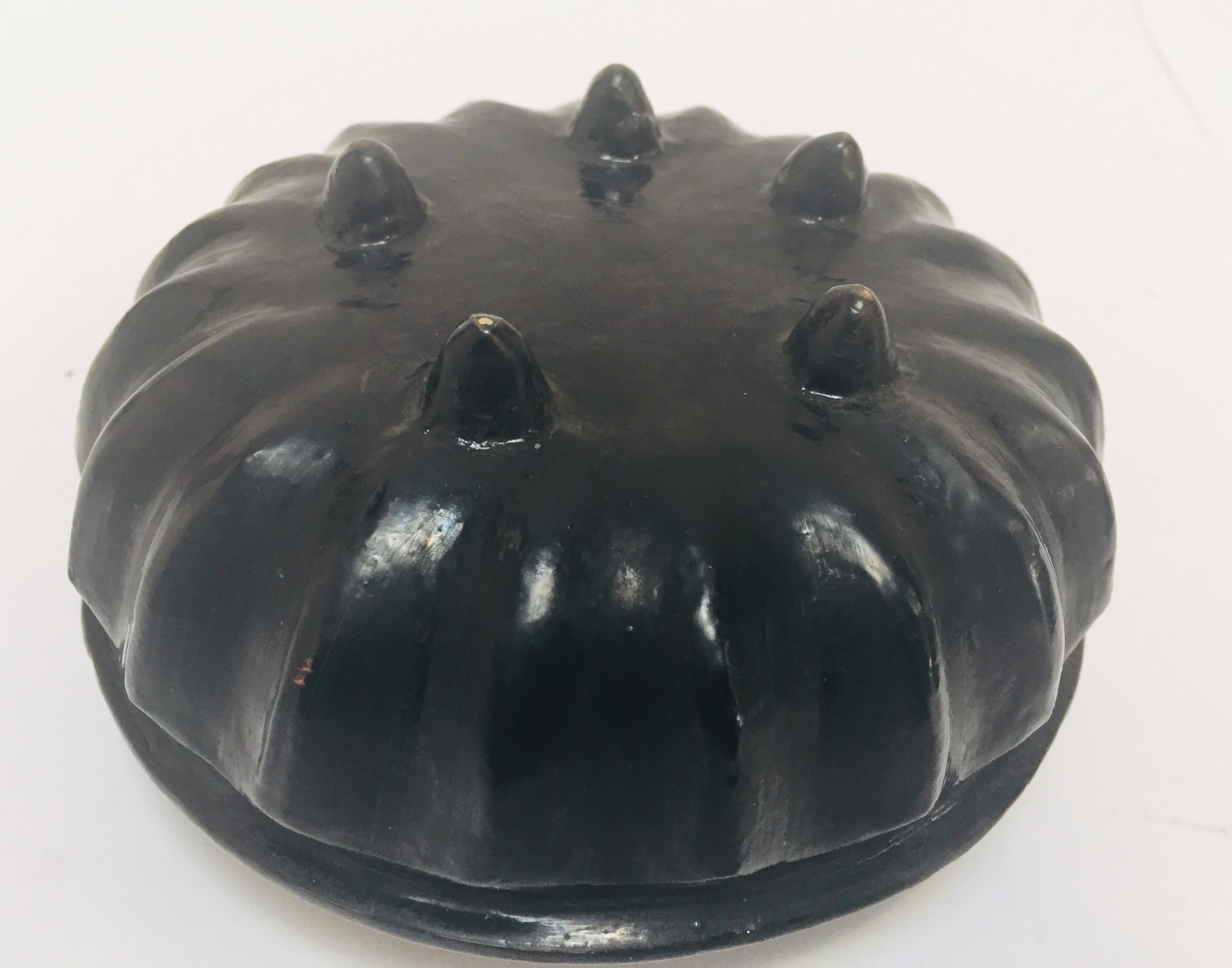 Urne à récipient en laque ronde asiatique noire et rouge en forme de boîte offrant en vente 2