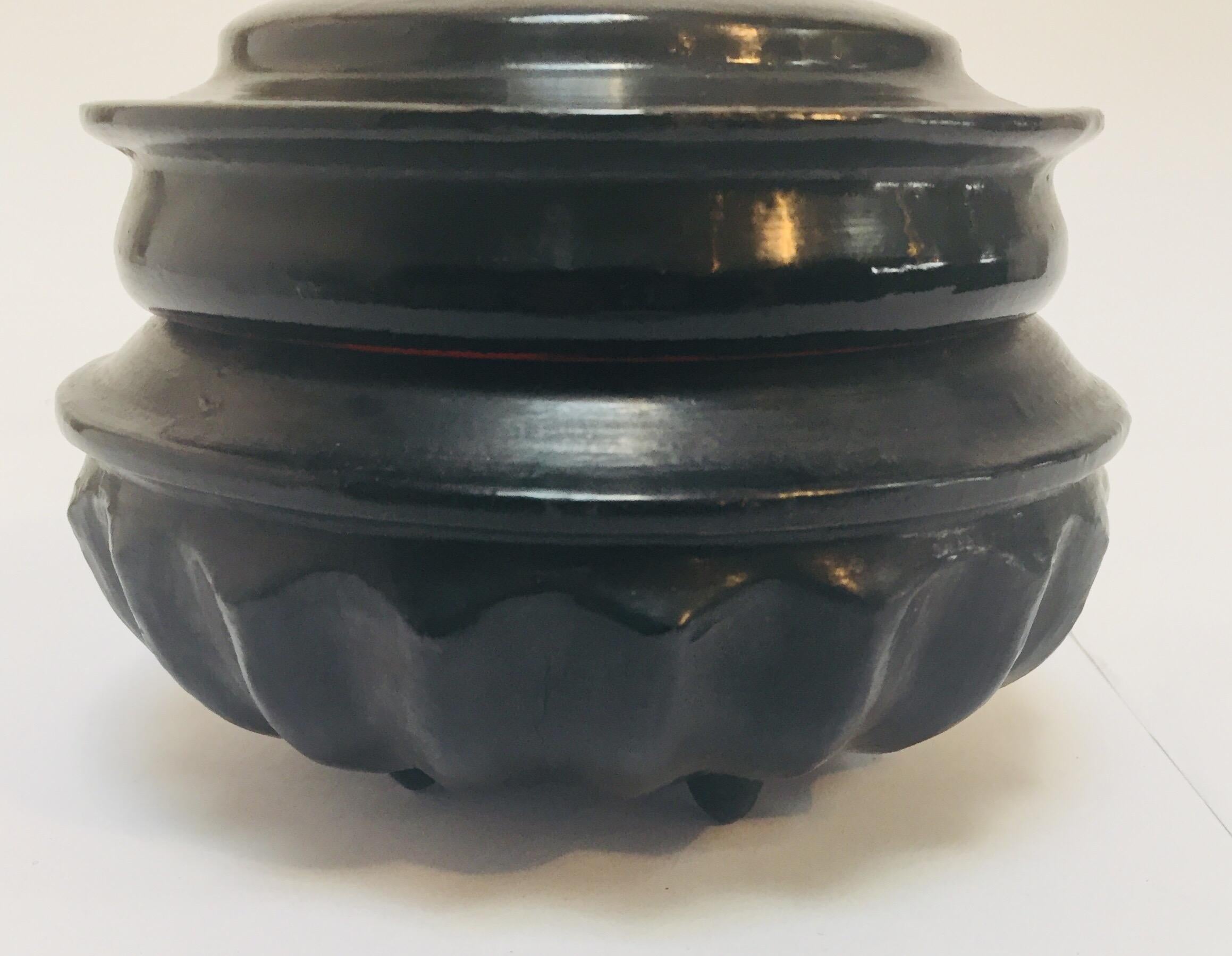 South Asian Burmese black and red lacquer box, offering vessel urn with compartment for storage.
This round lacquer ware box from Burma is made from bamboo and lacquer.
In Burma (now called Myanmar), lacquer receptacles called hsun-ok were used for