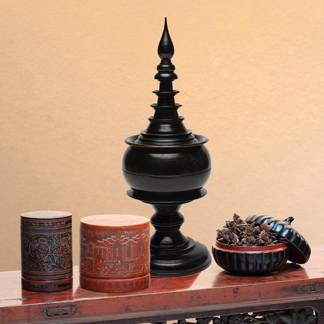 Cette boîte sculpturale à pied est un type de récipient à offrande traditionnel birman connu sous le nom de hsun-ok. Utilisé principalement dans les monastères bouddhistes pour présenter des offrandes alimentaires pendant la prière, le hsun-ok a une