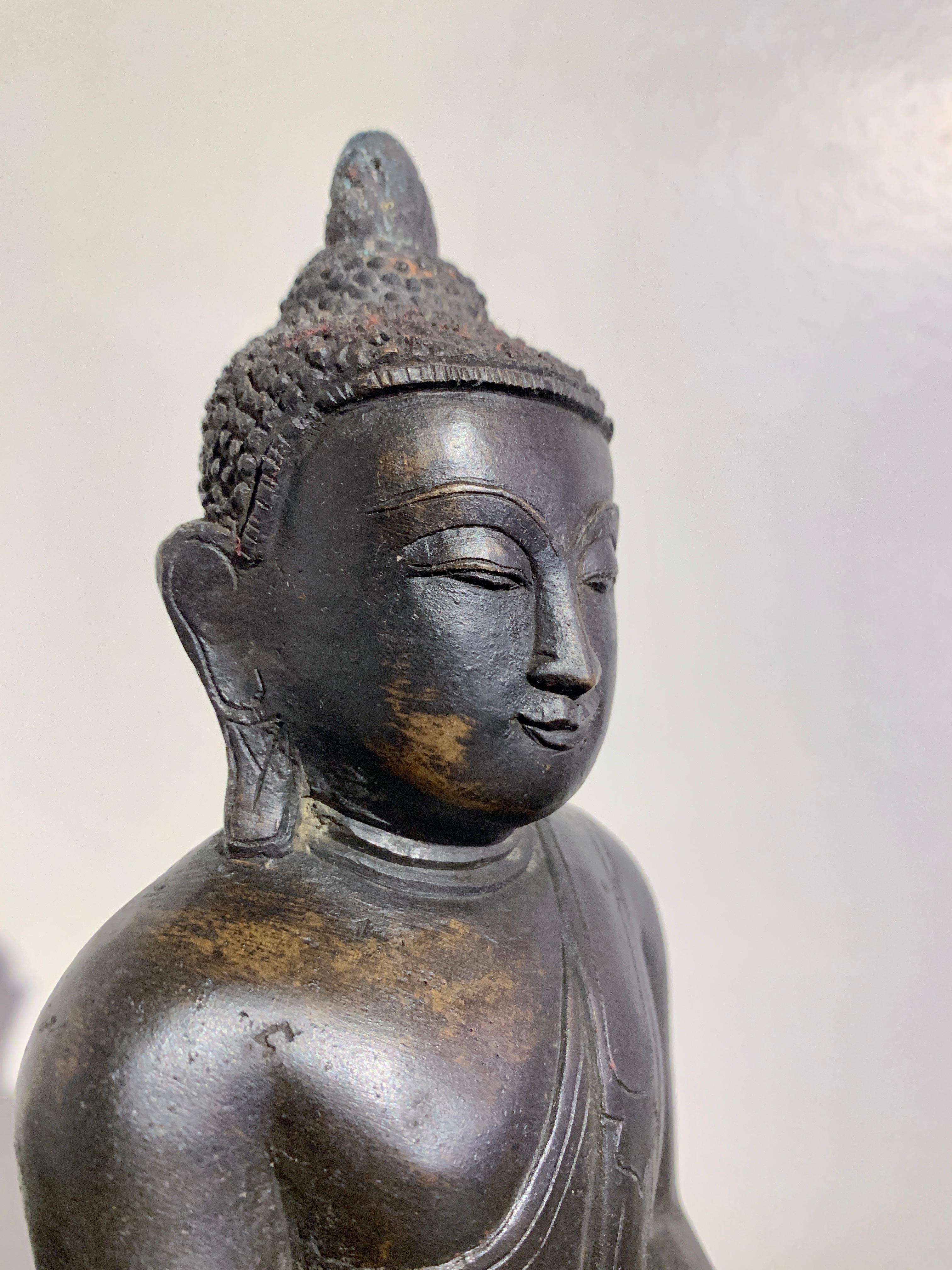 Bouddha assis de style Arakan en bronze birman, milieu du 20e siècle, Birmanie en vente 5