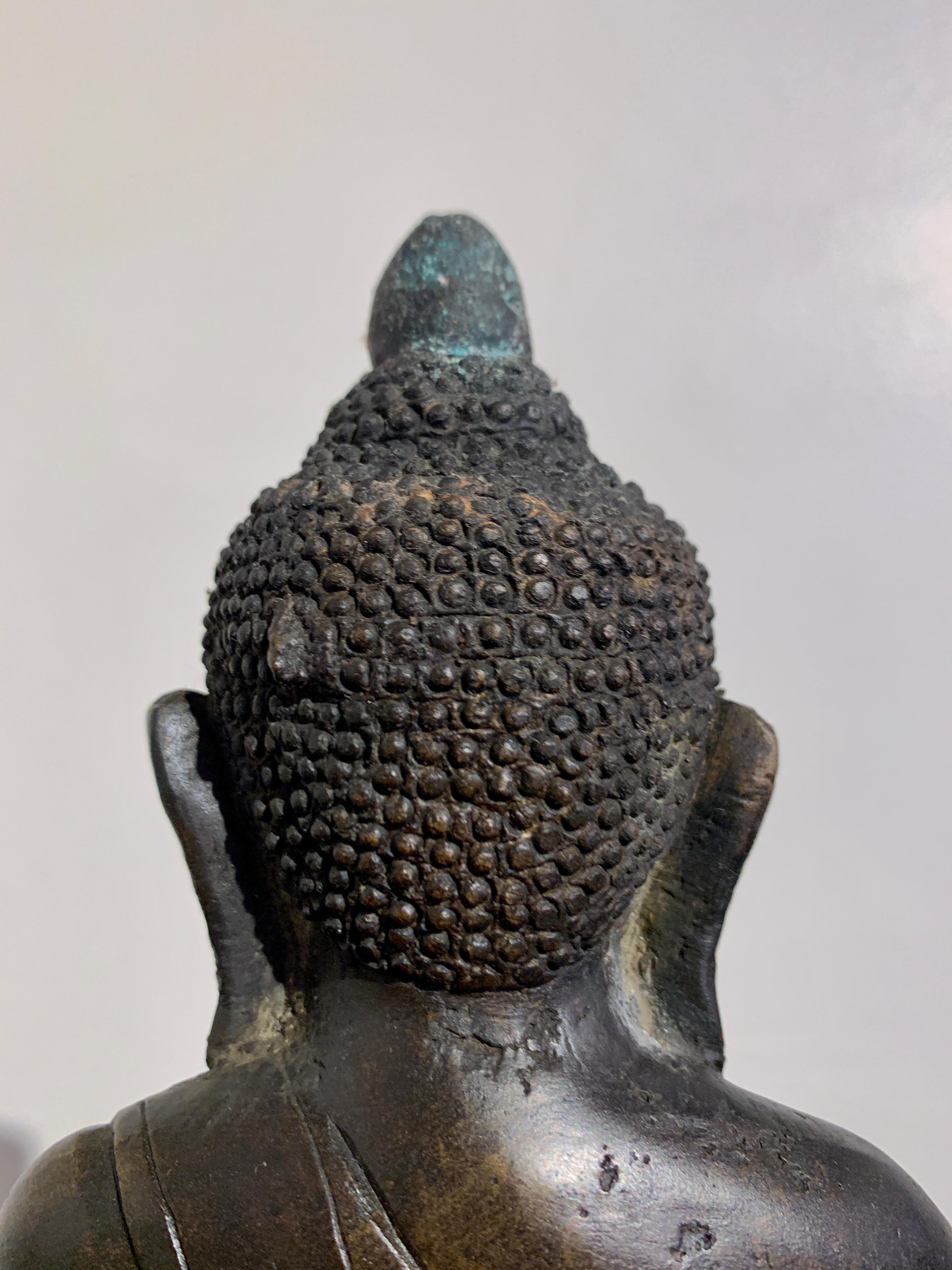 Bouddha assis de style Arakan en bronze birman, milieu du 20e siècle, Birmanie en vente 7