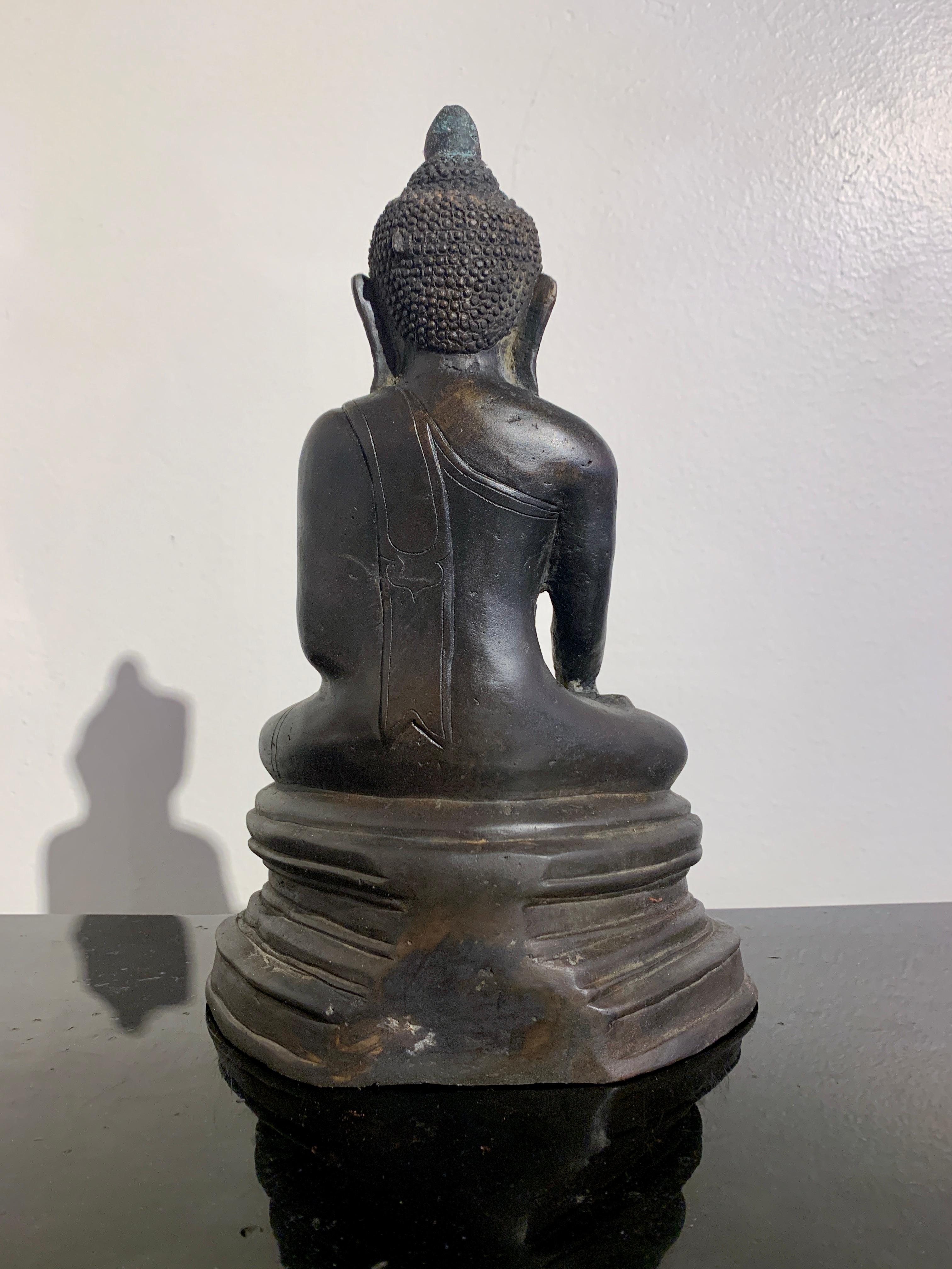 Bouddha assis de style Arakan en bronze birman, milieu du 20e siècle, Birmanie Bon état - En vente à Austin, TX